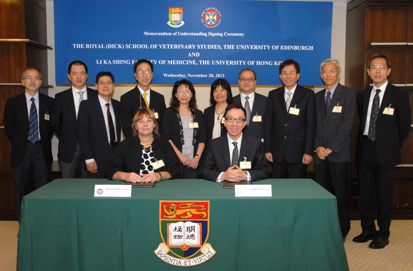 前排右起:香港大學李嘉誠醫學院院長梁卓偉教授及英國愛丁堡大學皇家（迪克）獸醫研究學院 Jeanne Marchig 國際動物福利教育中心主任Natalie Waran 教授
     
     (後排右起) 香港大學李嘉誠醫學院副院長（教學）劉澤星教授, 港大學李嘉誠醫學院助理院長（臨床課程及考核）林大邦教授, 香港大學李嘉誠醫學院生物化學系課程主任陳應城教授, 香港大學李嘉誠醫學院副院長（臨床事務）羅偉倫教授, 香港大學李嘉誠醫學院生物化學系系主任岑美霞教授, 香港大學李嘉誠醫學院副院長（科研）梁雪兒教授, 香港大學李嘉誠醫學院副院長（人力資本）黃世雄教授, 香港大學李嘉誠醫學院助理院長(生物醫學及醫療專業課程及考核)鄭顏兒博士, 香港大學李嘉誠醫學院助理院長（學生事務） 梁嘉傑醫生, 香港大學李嘉誠醫學院助理院長（教學方法）陳立基醫生