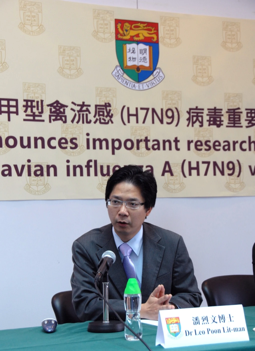 Dr Leo Poon Lit-man, Associate Professor of School of Public Health, HKU Li Ka Shing Faculty of Medicine, says that the avian influenza A (H7N9) virus currently cannot effectively transmitted among pigs in the animal experiment now, but we cannot exclude the risk that the H7N9 virus will further reassert with other viruses in the pigs and turn into a more transmissible one.