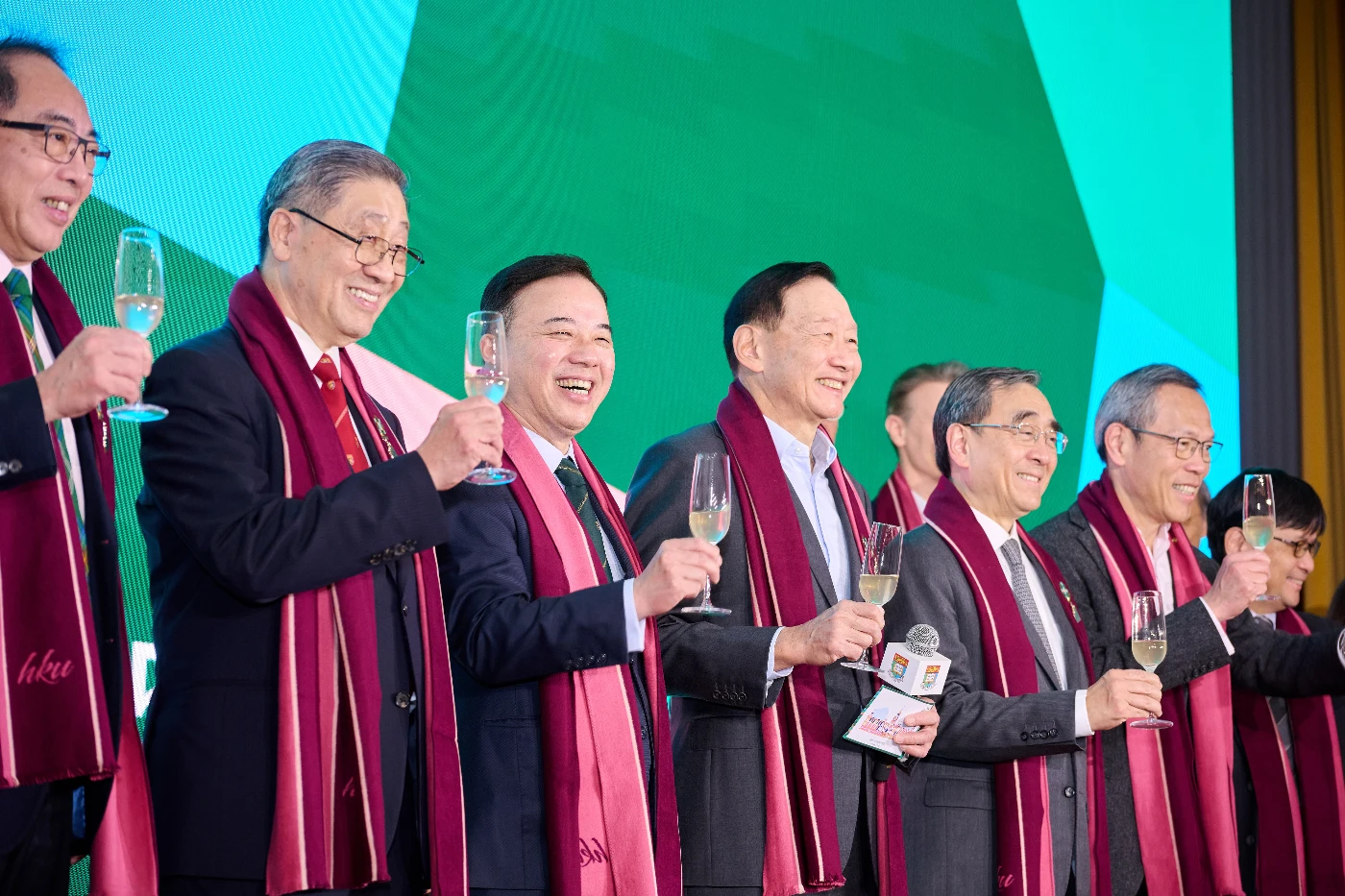 HKU Council Chairman Dr Peter T.S. Wong, HKU president Professor Xiang Zhang, alumni and student representatives, Deans of Faculties, and the Chairman and Board of Directors of the HKU Foundation, offered a toast to wish the University a "Happy Birthday".