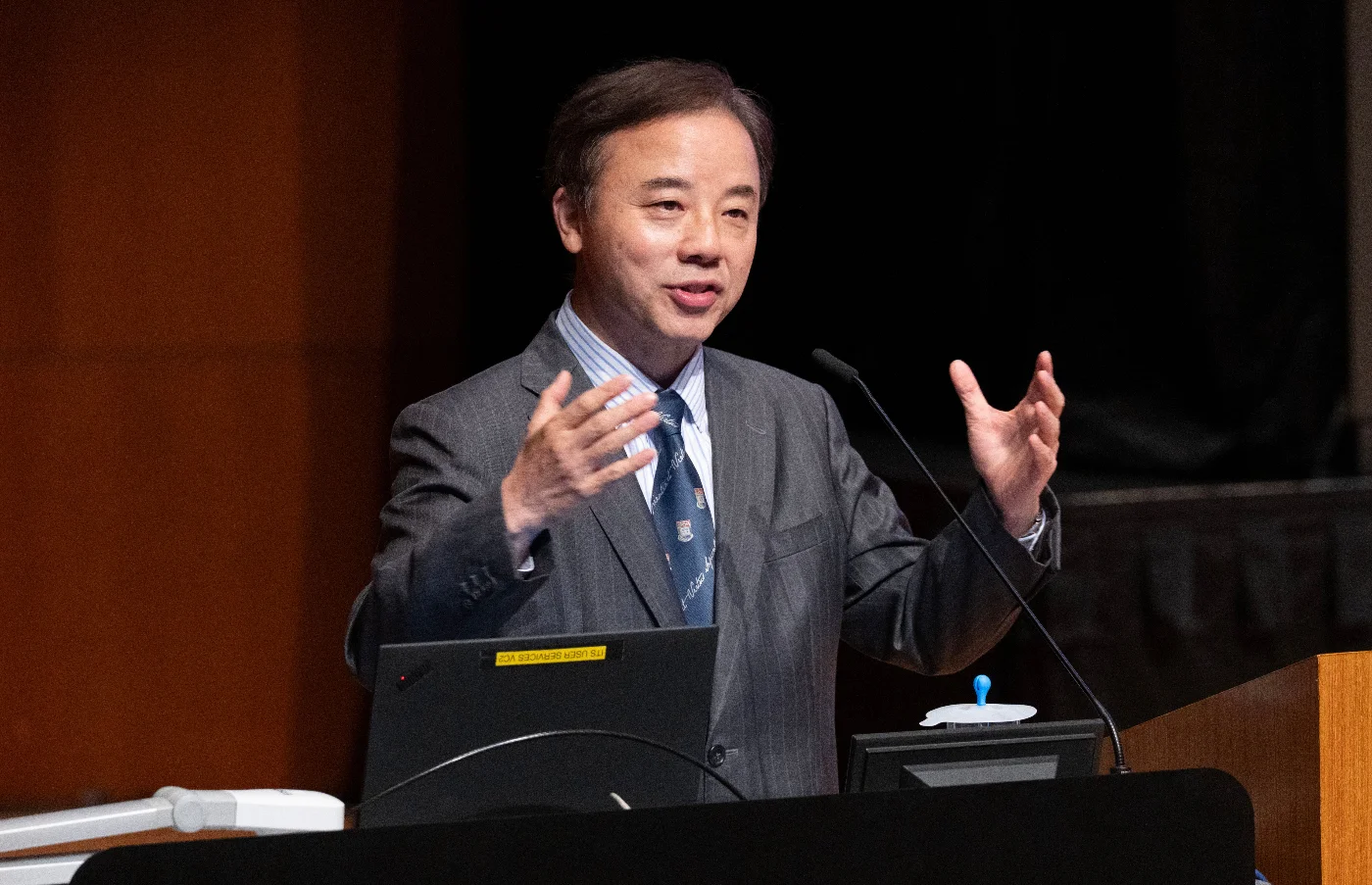 Professor Xiang Zhang, President and Vice-Chancellor of HKU, welcomes the legendary physicist to the stage.