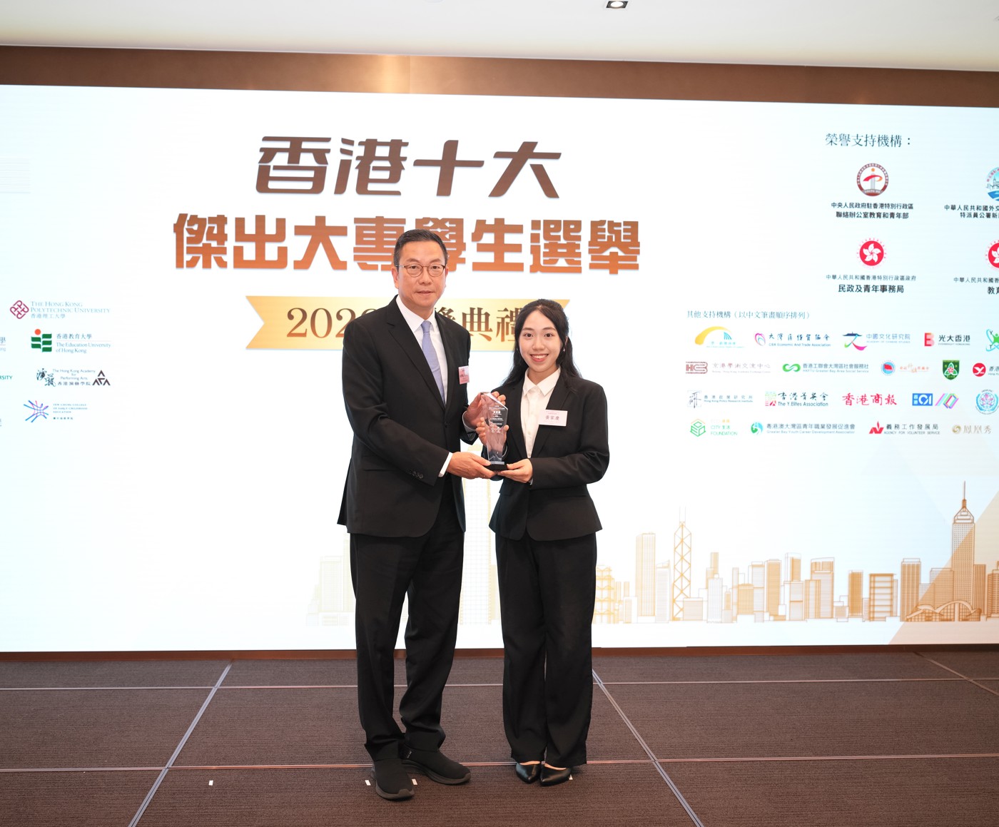 施榮懷先生與黃家慶同學合影