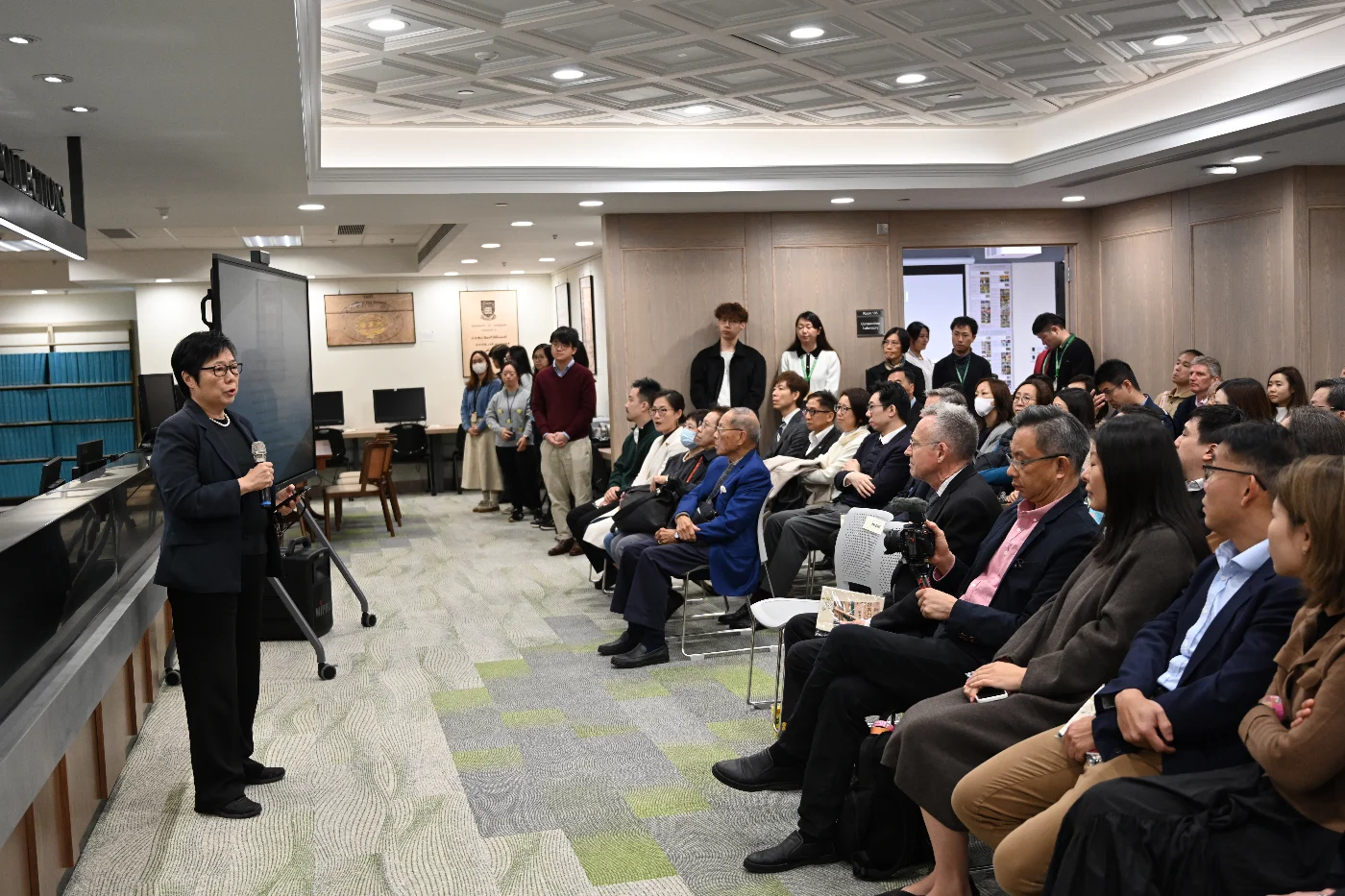 港大圖書館特藏部及「全視角」紙質文物修復實驗室正式啓用