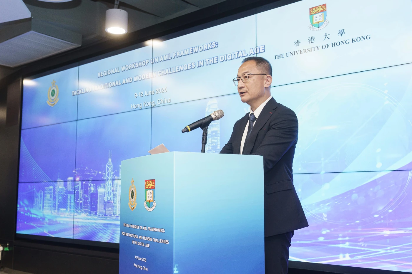 海關助理關長（情報及調查）黃浩然先生於閉幕典禮上致辭。