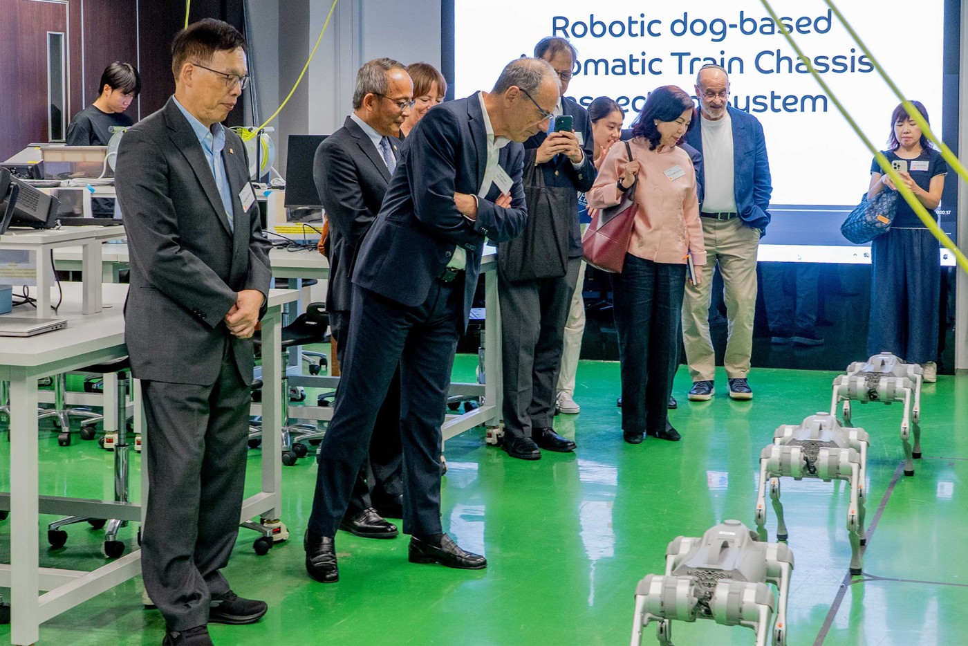 The delegation attends two showcases by the Faculty of Engineering, conducted by the HIS Lab and RoboCPS Team. 