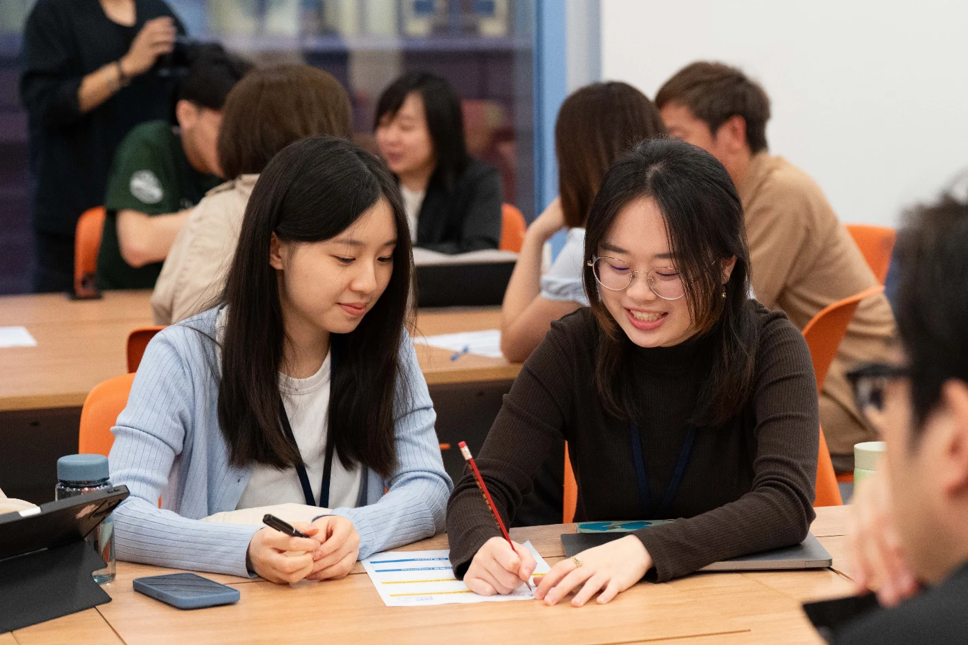 參與工作坊的港大學生就如何提升長者身心健康踴躍進行討論。