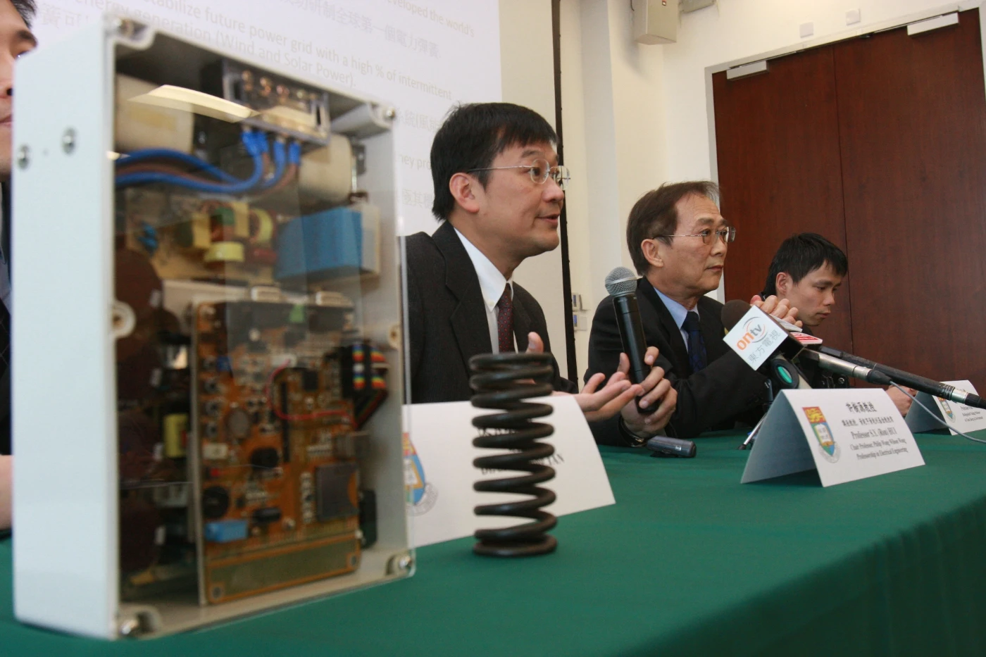 Major breakthrough in smart grid technology <br>
by HKU/Imperial College London research team <br>
to provide key solution to future renewable energy power systems
