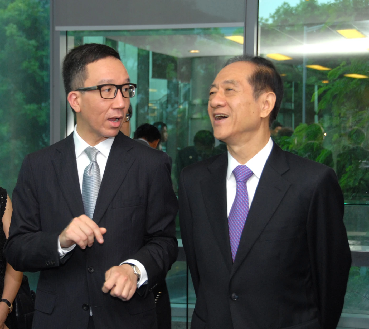 Dean Leung(Left) shared the vision and mission of our Faculty to the Professor Han Qide (Right)and hoped that there will be more collaboration with the Mainland counterparts in medical education and research.  The delegation also visited the two State Key Laboratories.  The delegation visited the State Key Laboratory of Emerging Infectious Diseases, which was established in 2005 by the Ministry of Science and Technology (MOST) in recognition of the outstanding contribution made by our scientists in response to the SARS outbreak during 2003/2004, and the collaboration laboratory between the Laboratory for Organ Transplantation and Regeneration of HKU and State Key Laboratory of Diagnosis and Treatment of Infection Diseases of Zhejiang Universitywhere different kinds of research, such as clinical, basic, translational and applied science have been carried out since its collaboration in November 2013.