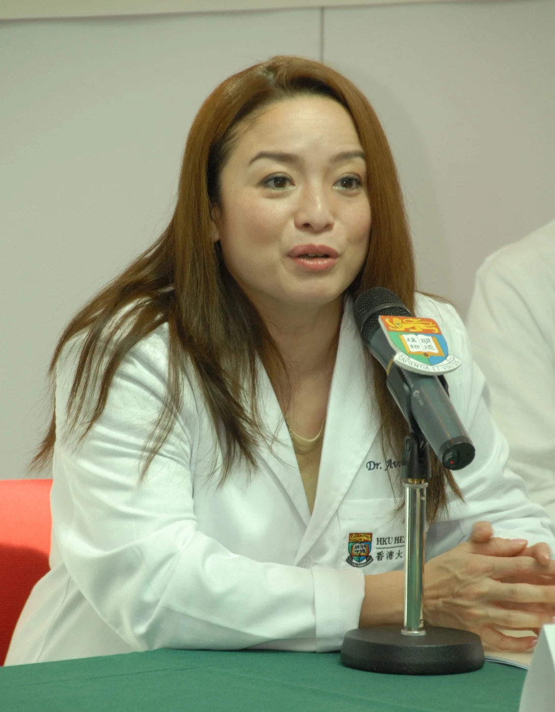 香港大學李嘉誠醫學院外科學系臨床副教授鄺靄慧醫生指出香港大學為全港首項結合整形外科醫生、乳腺外科醫生、物理治療師及專科護士的淋巴水腫綜合日間服務提供支援。