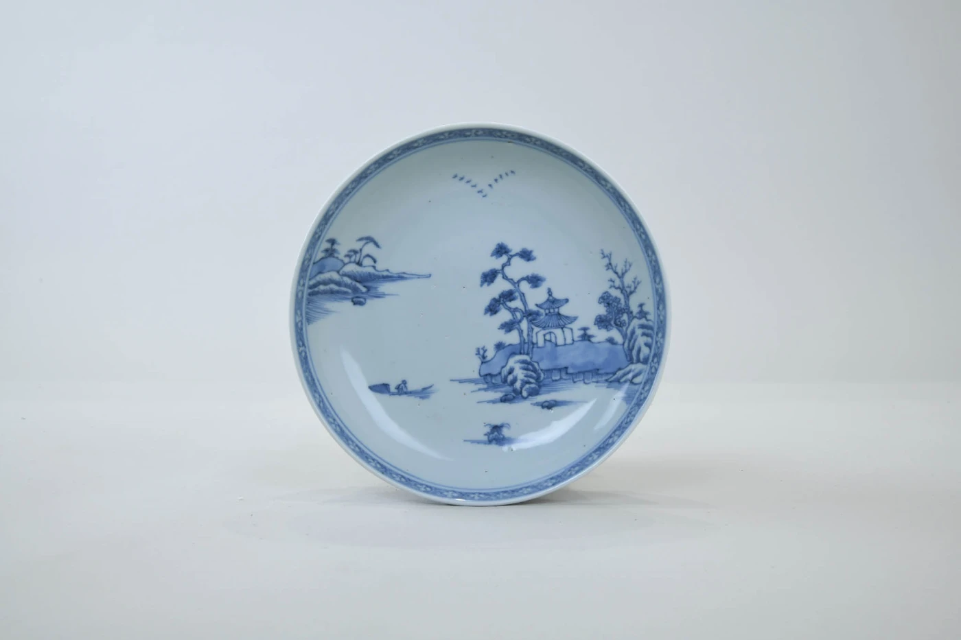 Dish
Qing dynasty, Qianlong period (1736–1795)
Porcelain with underglaze-blue
D. 17.5 cm
Gift of Dr. K. S. Lo
HKU.C.1987.0915 e
