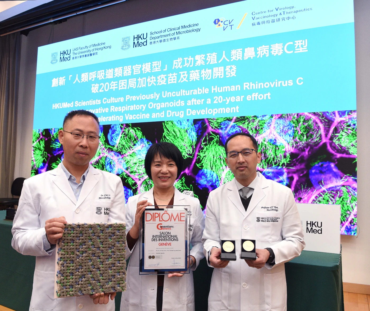在新聞發布會上（右起）﹕港大醫學院臨床醫學學院微生物學系系主任杜啟泓教授、周婕教授，李存博士。科研團隊成功利用早前獲「日內瓦發明展金獎」的創新呼吸道類器官技術，成功培植HRV-C病毒，將有助研發引起普通感冒的相應疫苗及特效藥物。