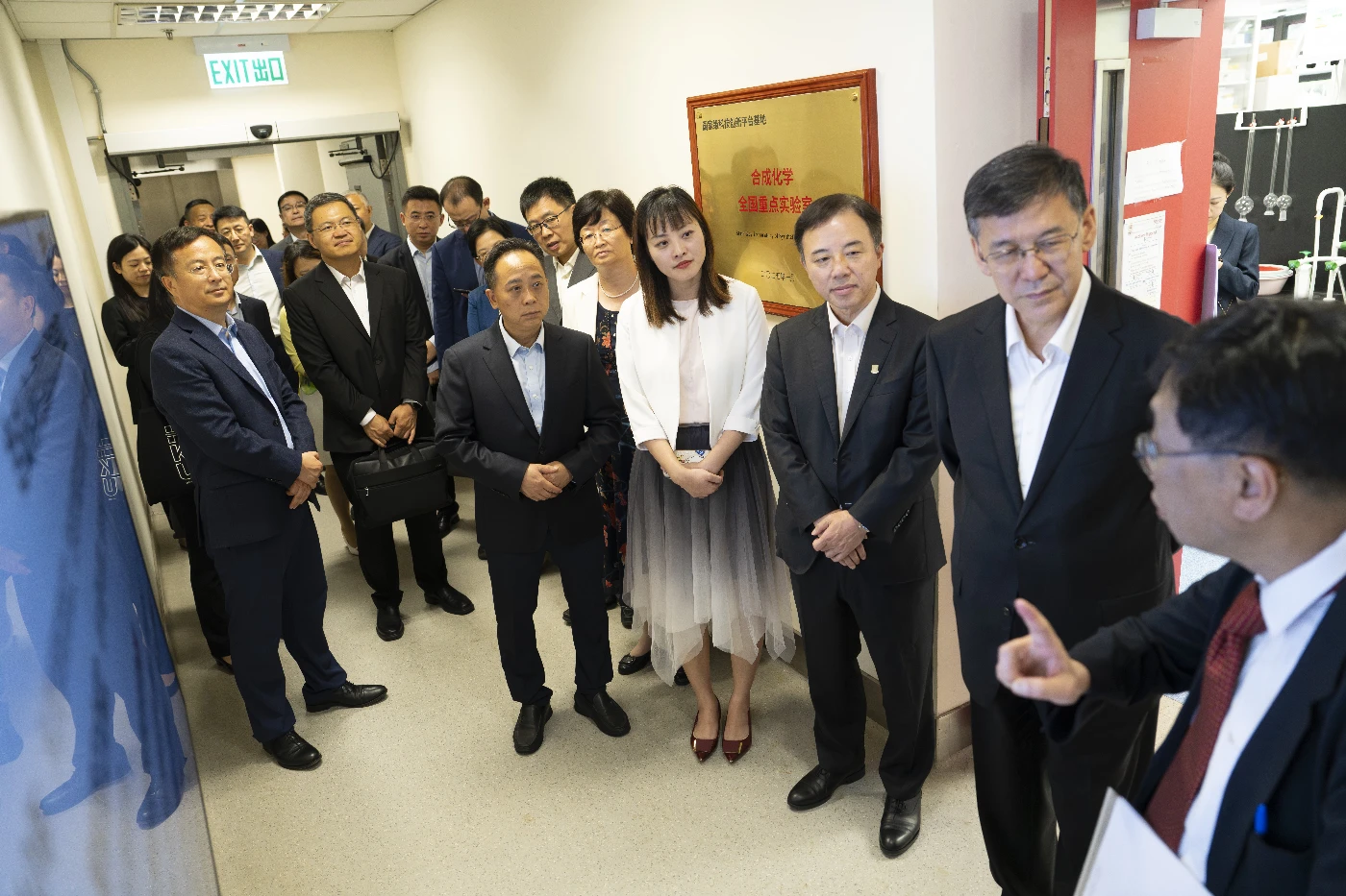 Mr Yin Hejun, Minister of Science and Technology, led a delegation on a visit to two SKLs of HKU.