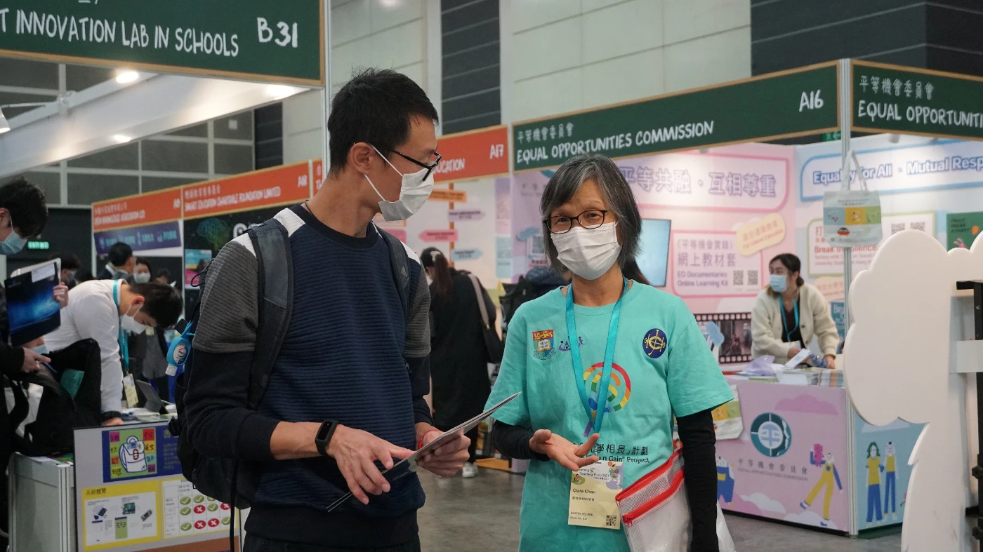 一群受訓義工及遊戲大使帶領參觀者玩互動遊戲，當中包括義務工作發展局義工、幼稚園學生家長、遊戲導師及樂齡同學會遊戲大使。
