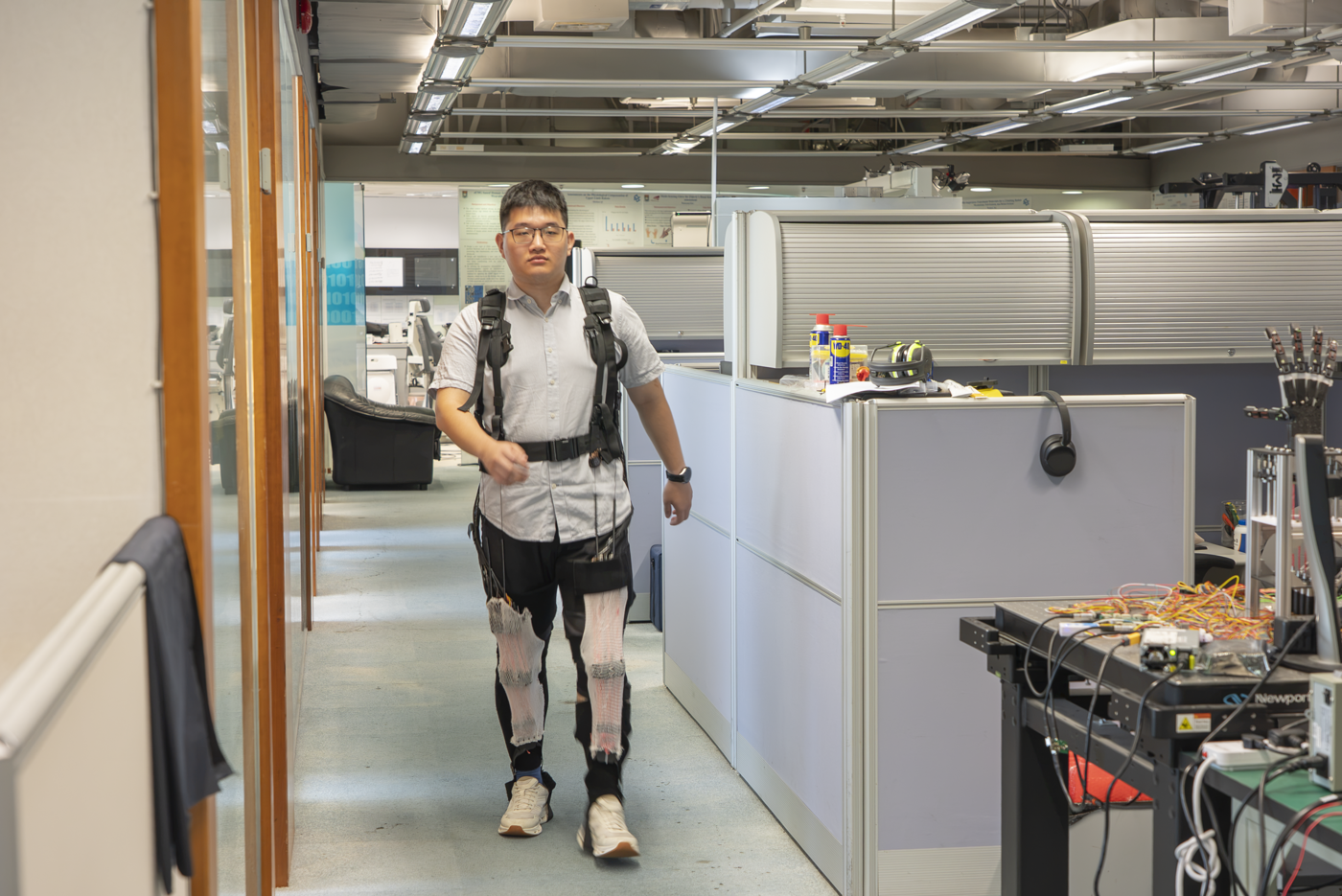 A member of Professor Xi's lab demonstrates the tech.