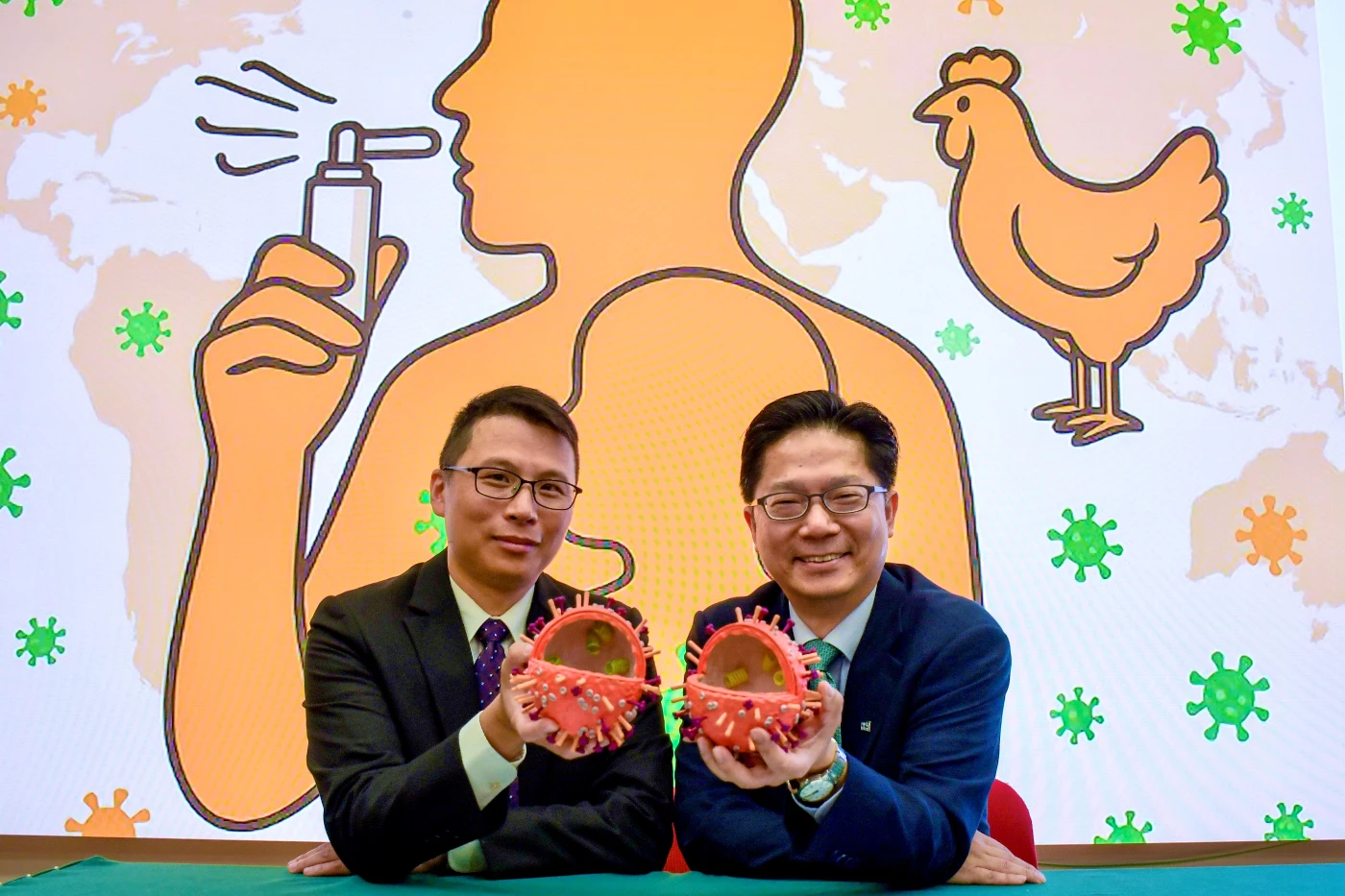 港大醫學院開發無針接種減活流感疫苗，提供廣效防護人類及禽流感病毒亞型。這項突破性研究成果已獲多項專利，並在今年的第 50 屆日內瓦國際發明展中榮獲多個大獎，包括沙特創新卓越獎和兩枚金牌，其中一枚金牌還獲得了評審團特別嘉許。（右起：潘烈文教授及錢永康博士）