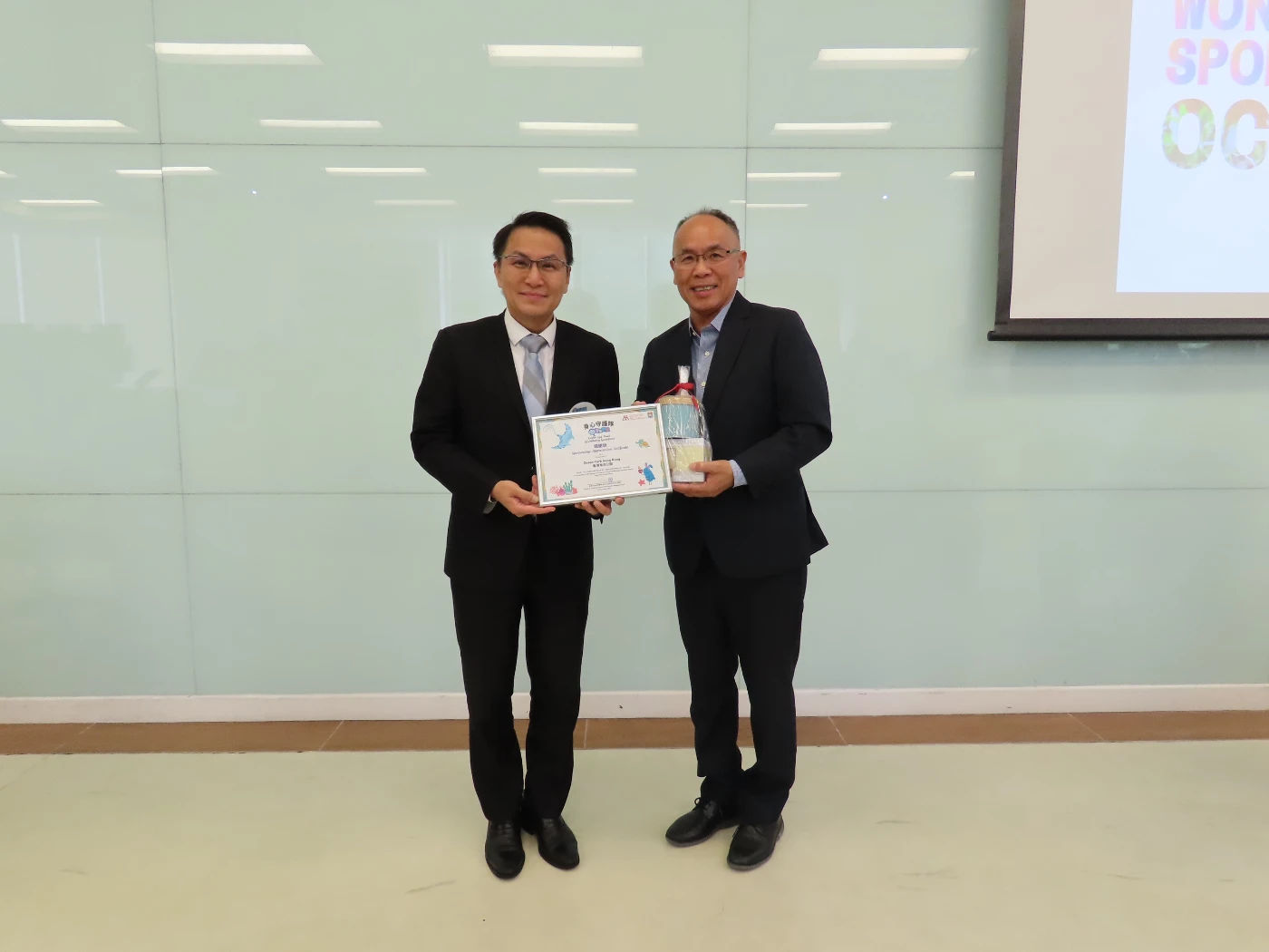 Mr Ivan Wong, Chief Executive of Ocean Park, attended the award presentation ceremony of the “Wellbeing Guardians” program and commended the students who participated in the program with flying colours. The HKU HKJC Centre for Suicide Research and Prevention extends special thanks to Ocean Park for sponsoring 4,000 admission tickets to the participating families, allowing them create fond memories at the Park together.