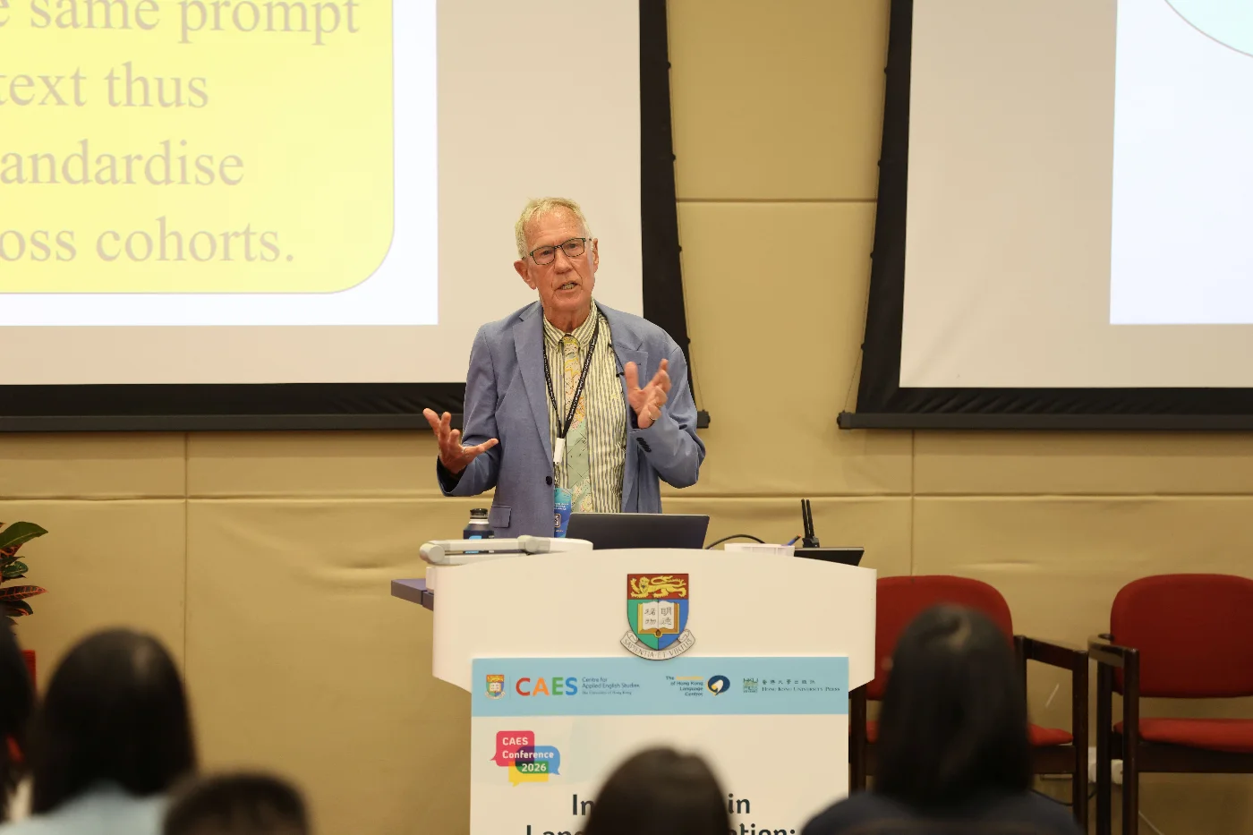 英國東安格利亞大學Ken Hyland教授發表主題演講，教授分析寫作回饋負擔，並討論人工智能的潛力與限制。