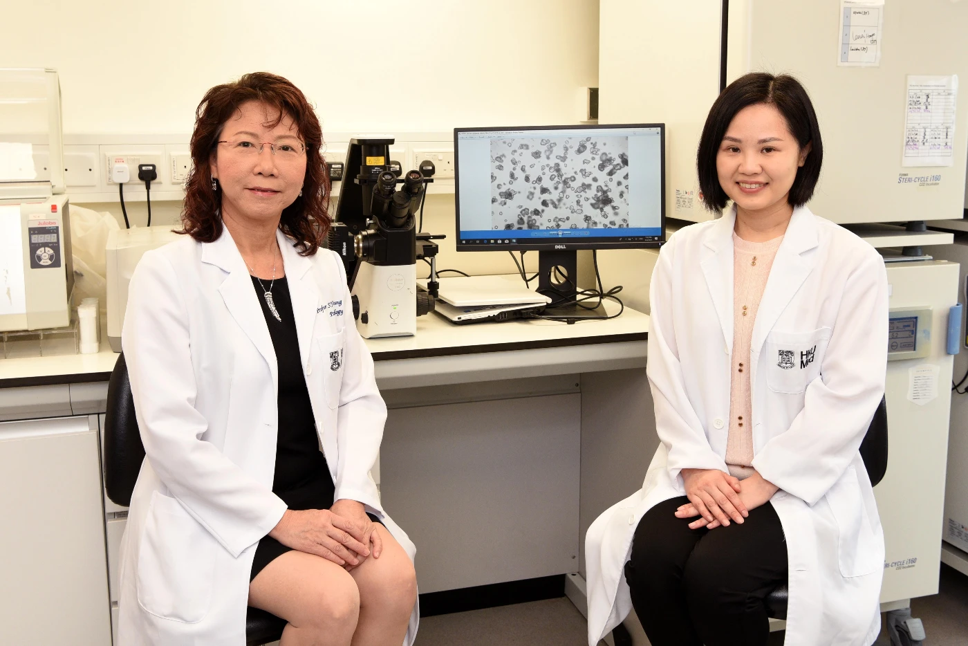 梁雪兒教授（左）及甄凱寧教授利用先進基因組測序技術分析正常胃黏膜組織的基因突變，為胃腸道的突變圖譜提供有力證據；並聚焦於研究胃癌的癌前病變現象「腸化生」。
