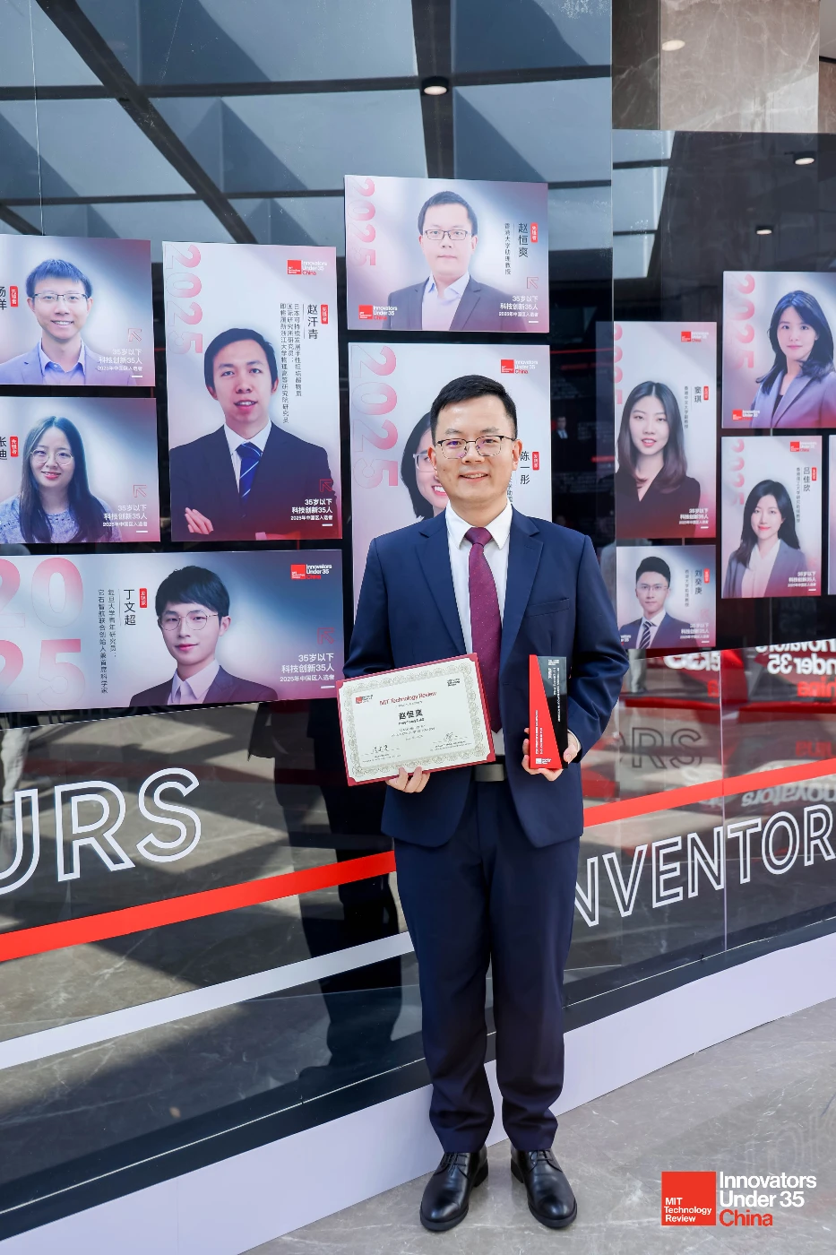 Professor Hengshuang Zhao of the School of Computing and Data Science at HKU has been selected as one of the 2025 "35 Innovators Under 35 China" (TR35 China) by MIT Technology Review. (MIT Technology Review TR35 China)