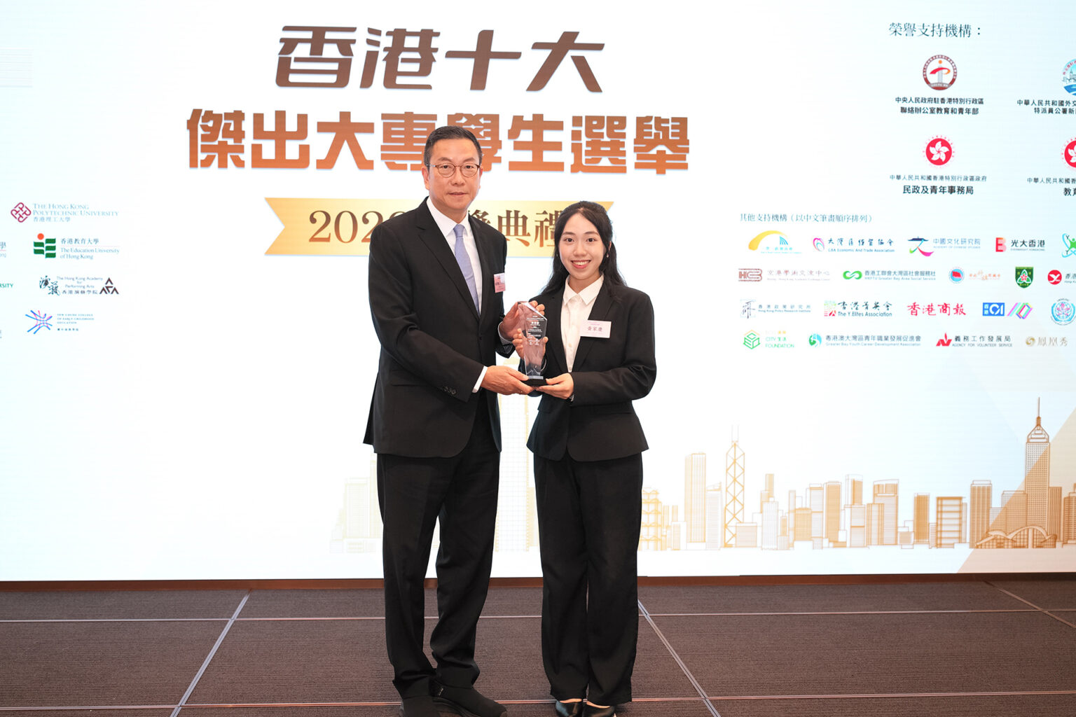 Ms Kady Wong (right) receiving the award from Mr Irons Sze (left).