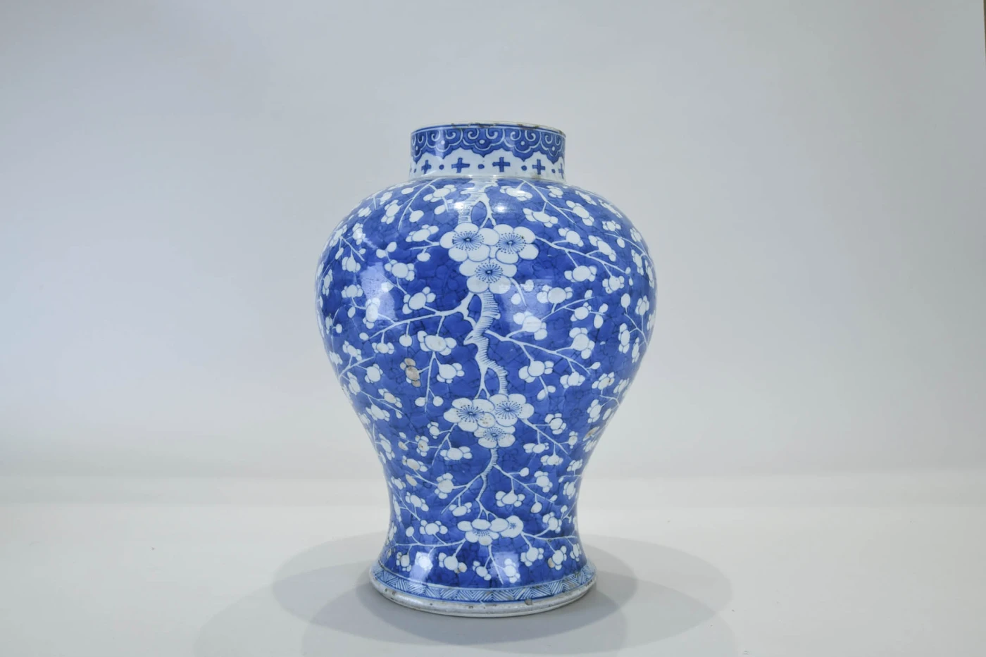 Vase
Qing dynasty, Kangxi period (1662–1722)
Jingdezhen, China
Porcelain with underglaze blue
H. 33.5 cm, D. 25.5 cm
HKU.C.1954.0124