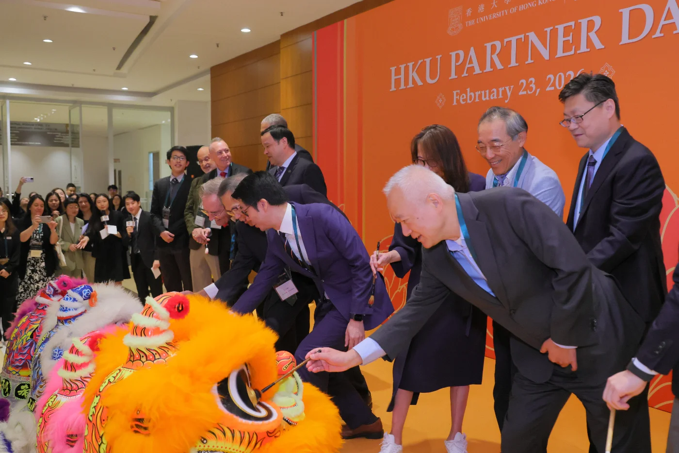 HKU representatives officiated the eye-dotting ceremony of lion dance performance.