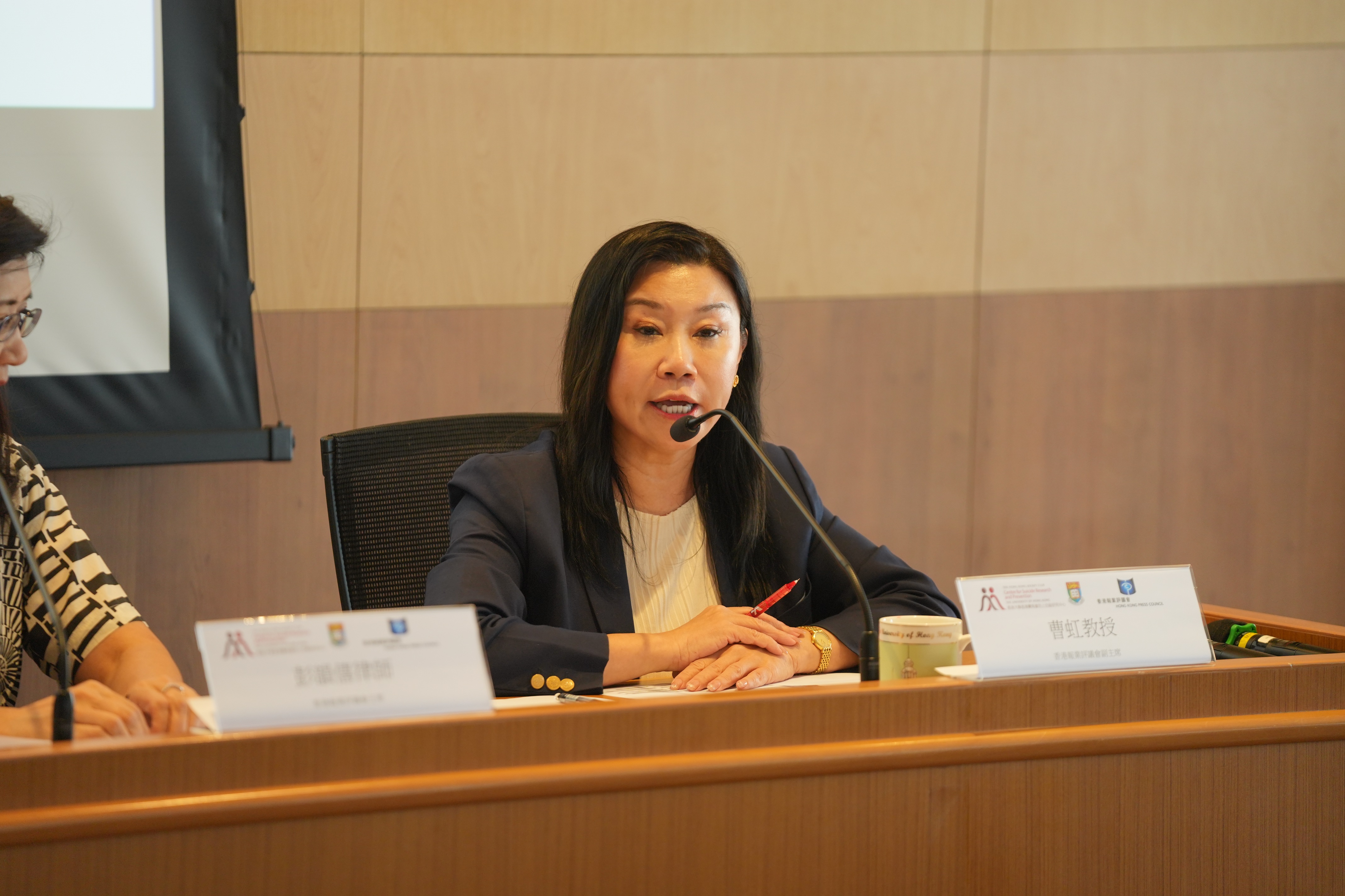 香港報業評議會副主席曹虹教授指，在現今社交平台湧現、AI 人工智能發達的年代，人人都可以成為記者、成為「資訊傳播者」，卻不是人人懂得操守的重要性。