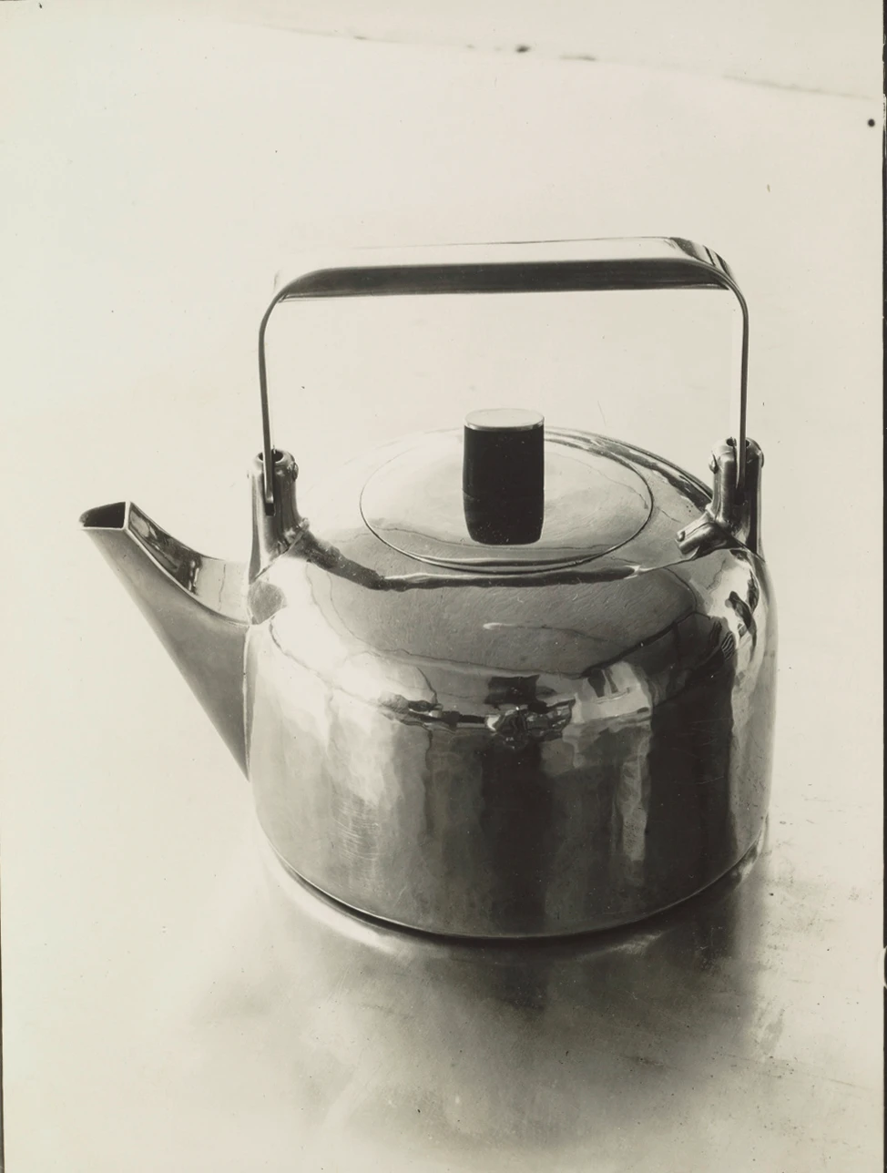 Small kettle from a hotel service (ME 47)
Erich Consemüller
ca. 1925/26
Hans Przyrembel and Marianne Brandt designed
Brass and ebony
Height 13.5 cm
German National Museum of Nuremberg, Inv.-No. HG 10257
© Stephan Consemüller; Klassik Stiftung Weimar, Donation Wulf Herzogenrath, Berlin