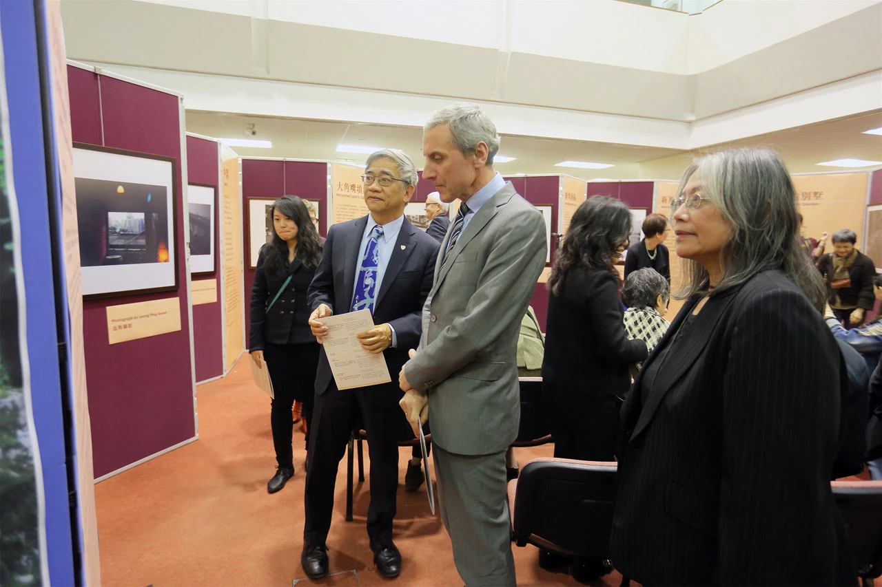 也斯遺孀吳煦斌及女兒梁安文與港大文學院院長雷金慶、大學圖書館館長蘇德毅出席是次展覽。