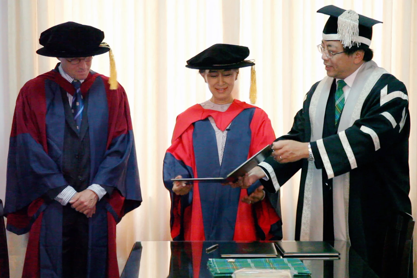 HKU Vice-Chancellor Professor Lap-Chee Tsui presents the Honorary Degree Certificate to Daw Aung San Suu Kyi