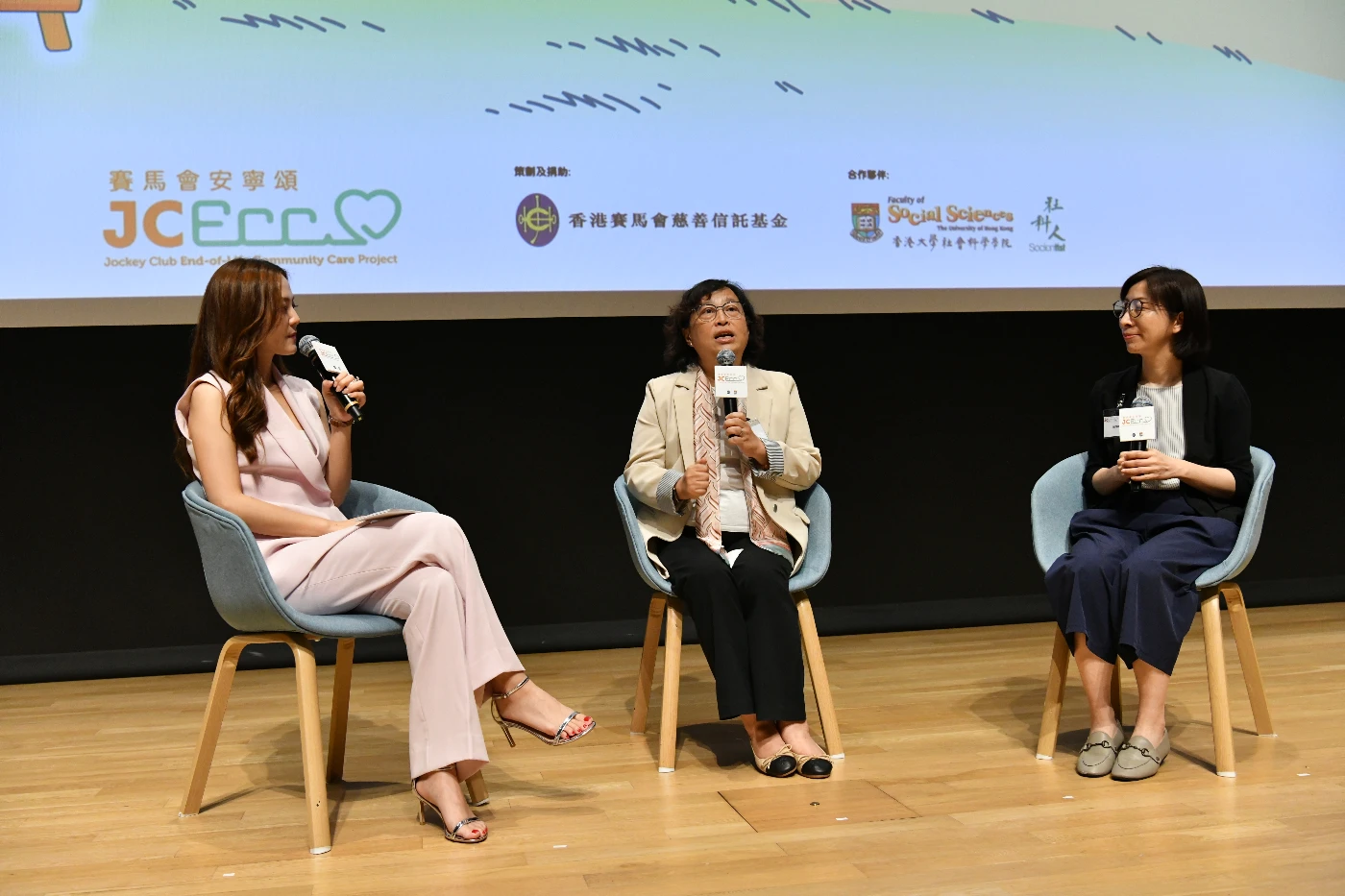 Professor Amy Chow and Dr. Tracy Chen sharing their experience on end-of-life care, as well as answering questions from the audiences.