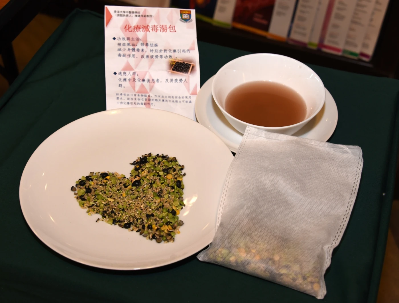Based on the theory “homology of medicine and food”, all ingredients of the soup pack are processed medicinal food, including black soybean, coarse cereals and phycomycetes.  It is suitable for everyone with different physiques as it is neutral.