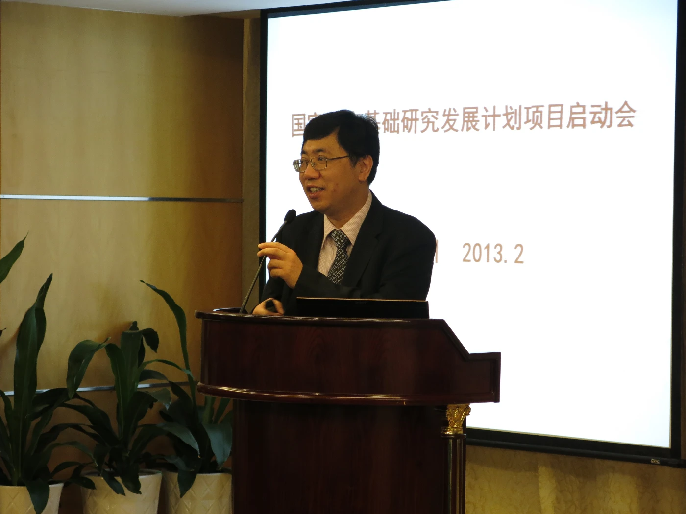 香港大學化學系許慧嫻講座教授﹑中國科學院院士和香港大學深圳研究院研究員支志明教授