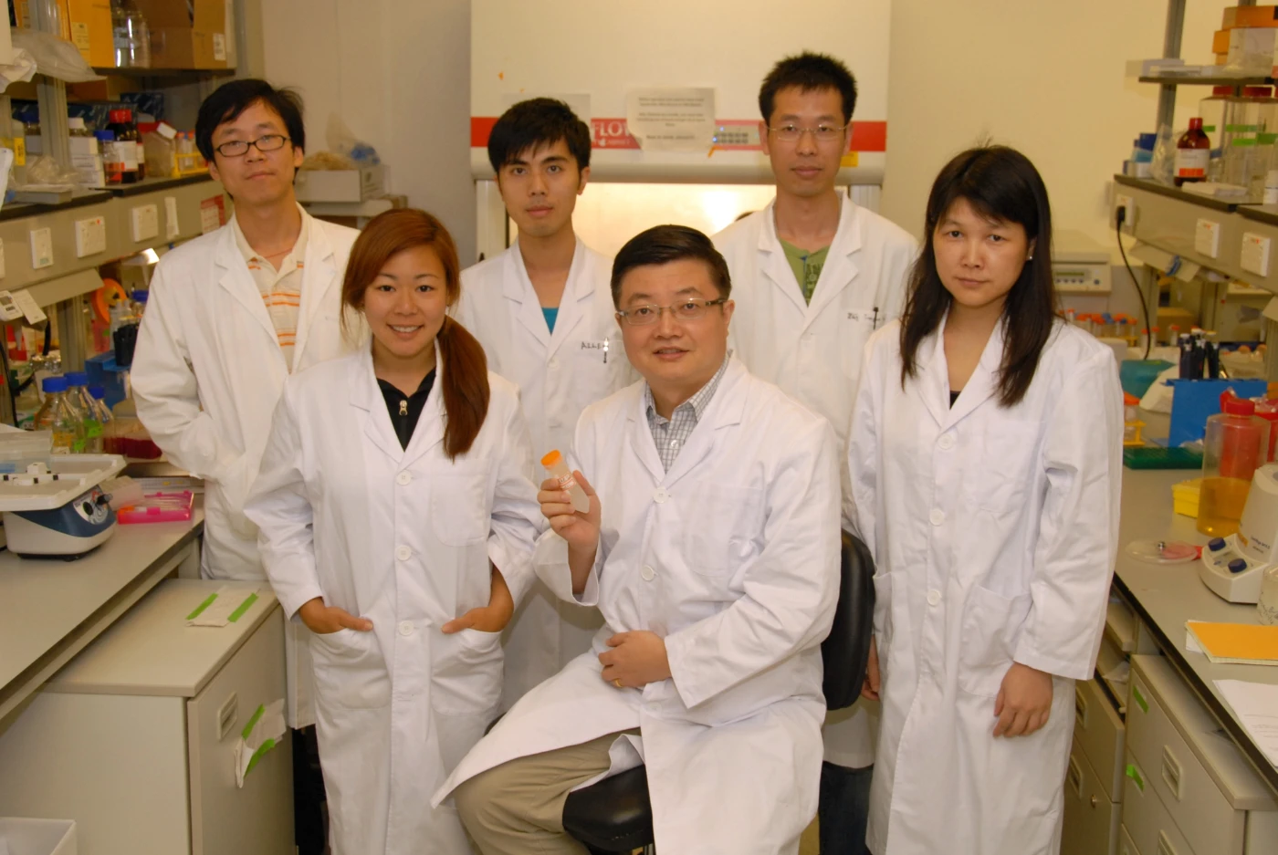 Dr Zhiwei CHEN, Director of AIDS Institute, The University of Hong Kong Li Ka Shing Faculty of Medicine (middle in the front row), and his research team
