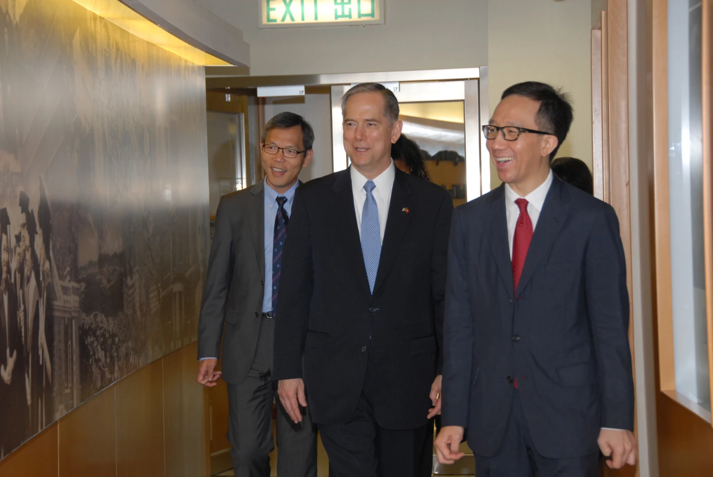 Another visit was held on September 16, 2015 by Clifford A. Hart, Jr., Consul General of The U.S. Consulate General in Hong Kong and Macau, focusing on our teaching and learning.  (From Left to Right) Professor CS Lau, Associate Dean (Teaching and Learning), Clifford A. Hart, Jr., and Professor Gabriel M Leung, Dean of Li Ka Shing Faculty of Medicine, HKU.