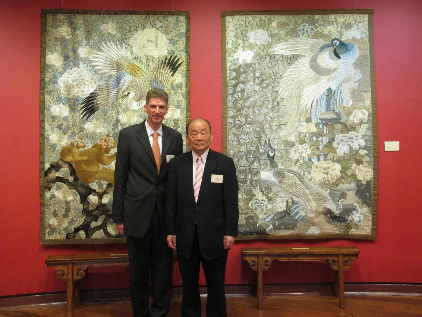 (from left) Mr Hikonobu Ise, Chairman of the Board of Trustees, Ise Foundation and Dr Florian Knothe, Director, University Museum and Art Gallery