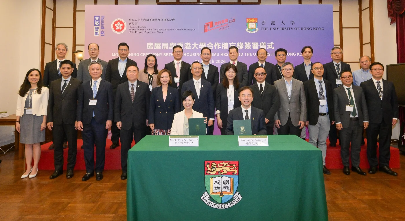 房屋局局長何永賢（左）與香港大學校長張翔教授（右）今日（三月三十一日）簽署合作備忘錄，就推動創新建築科技在公營房屋發展中的研究與實際應用建立合作框架，帶領香港建築業向高質量、智能化及可持續方向加速邁進。 房屋局局長何永賢（左）與香港大學校長張翔教授（右）今日（三月三十一日）簽署合作備忘錄，就推動創新建築科技在公營房屋發展中的研究與實際應用建立合作框架，帶領香港建築業向高質量、智能化及可持續方向加速邁進。
