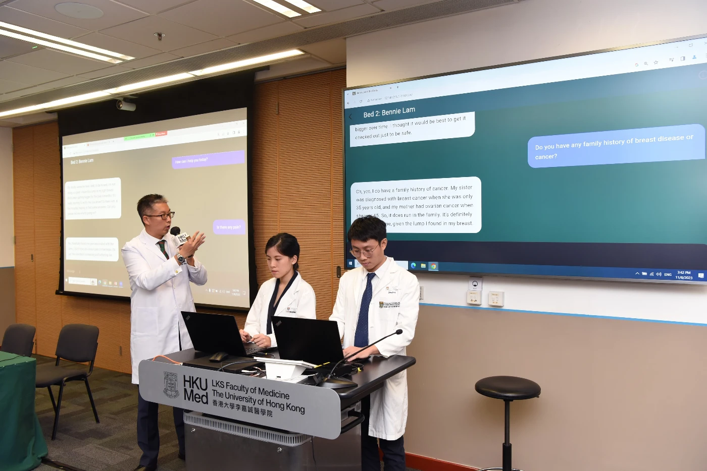 許長峯醫生（左）闡述「AI虛擬病人」問診應用程式可以讓醫科學生在多樣化的虛擬環境中學習。