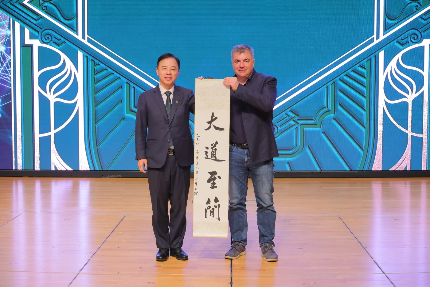 張翔教授贈送紀念品給諾獎得主。