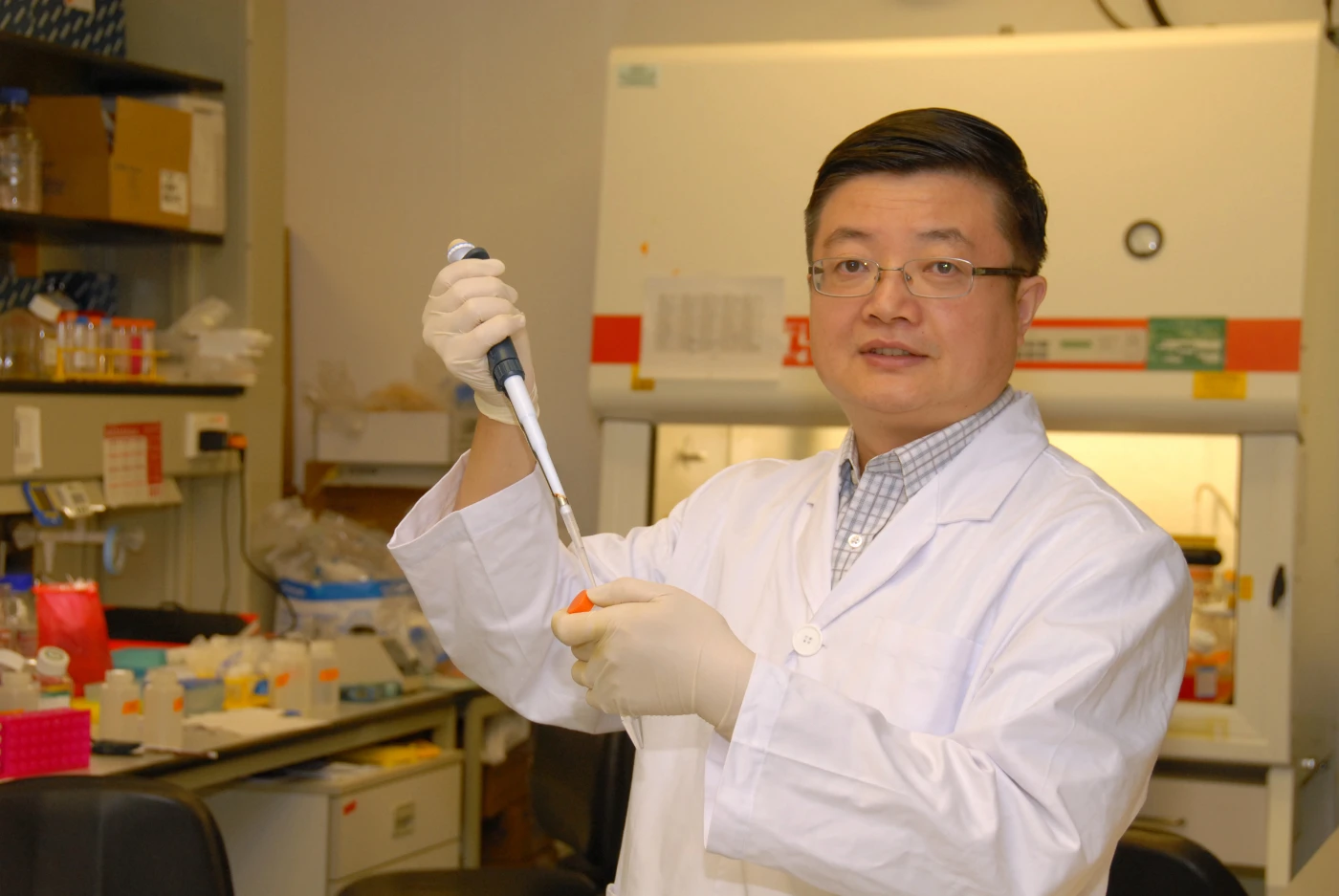 香港大學李嘉誠醫學院愛滋病研究所所長陳志偉博士指，國家在十一五計劃時展開了『新型黏膜免疫疫苗預防愛滋病病毒感染』重點研究項目，並獲香港研究資助局基金支持下，三方合作展開是次研究。