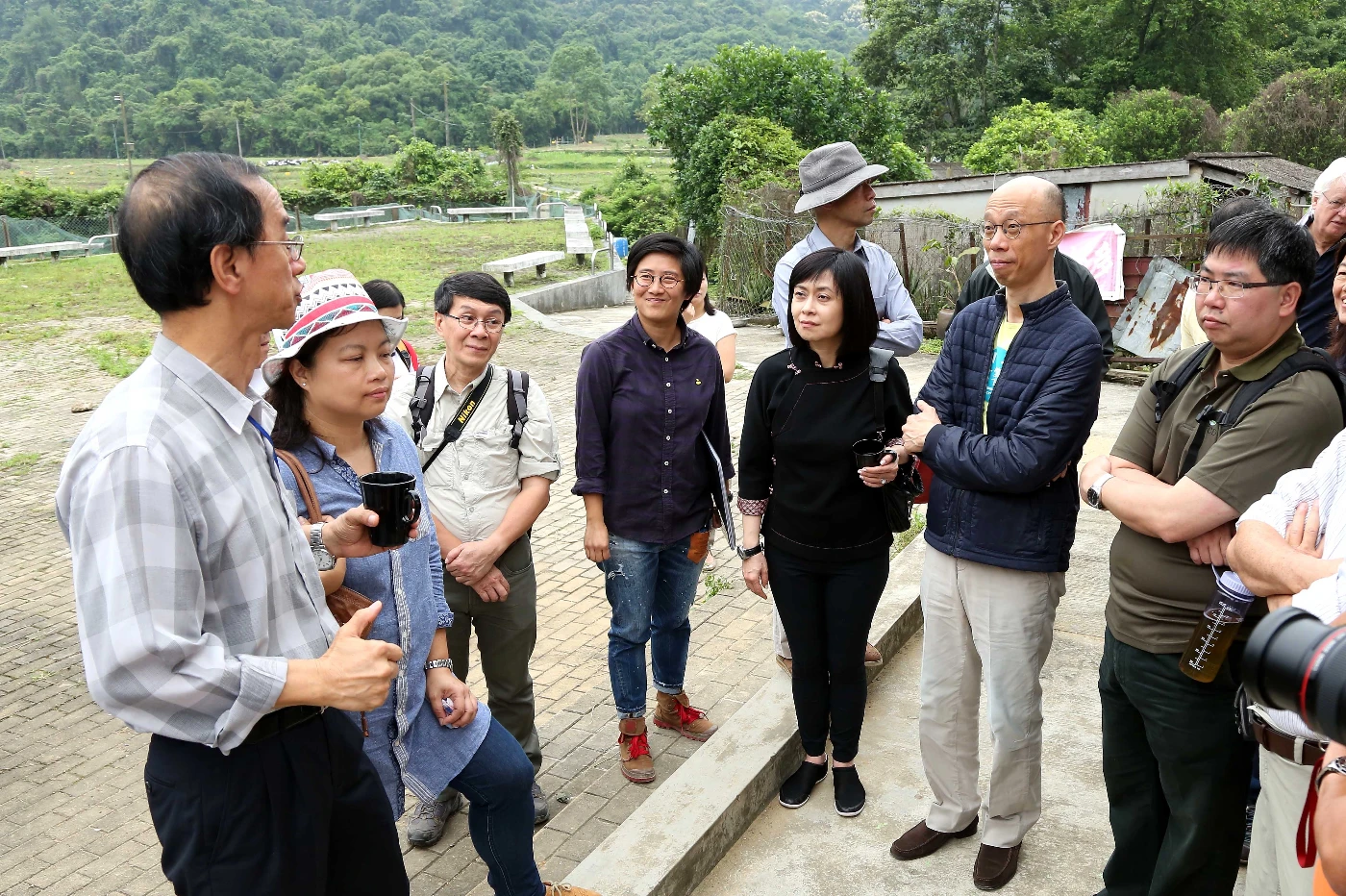 出席者到農田了解耕種情況及傳統村莊的活化保育工作