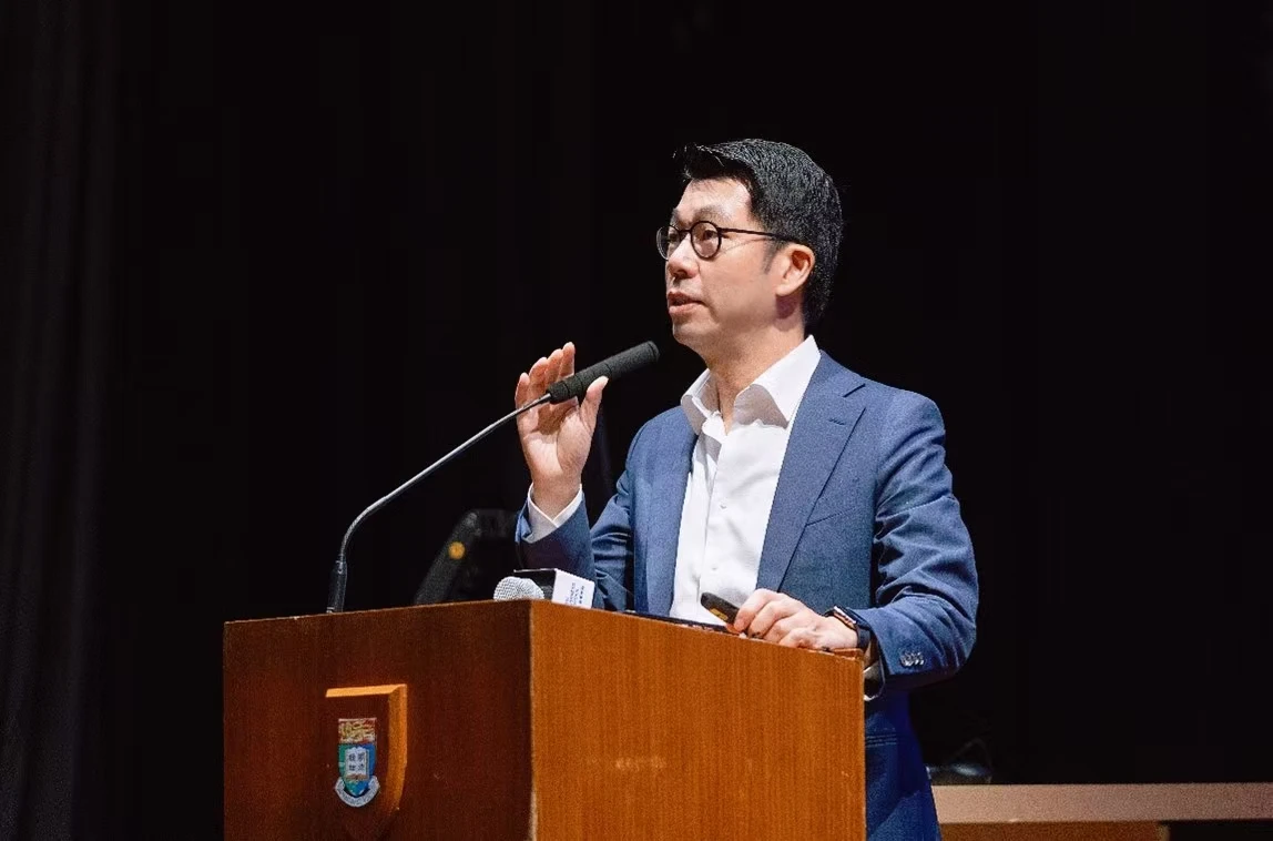 Professor Heiwai TANG, Associate Dean of HKU Business School, Victor and William Fung Professor in Economics, and Director of Asia Global Institute, delivers a keynote speech.