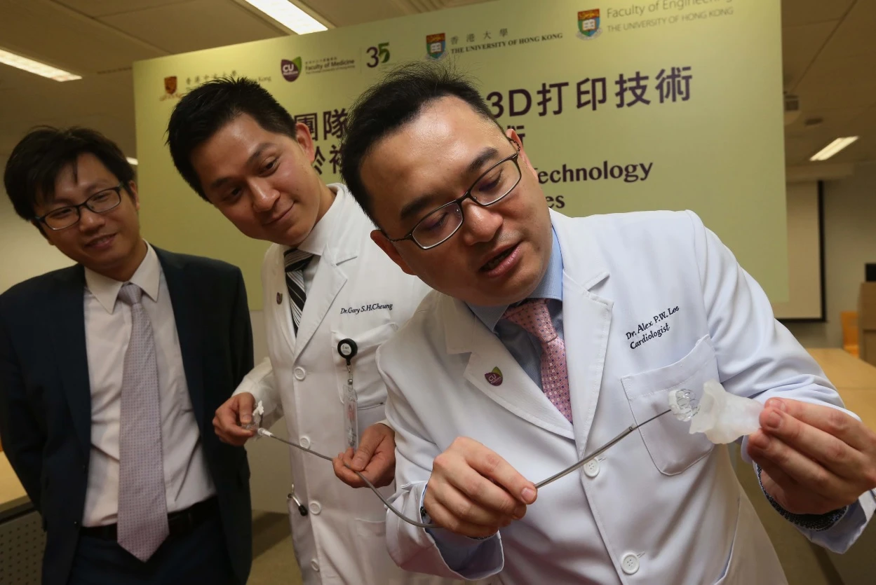 中大及港大的研究人員示範利用3D矽膠心臟結構模型模擬介入治療。