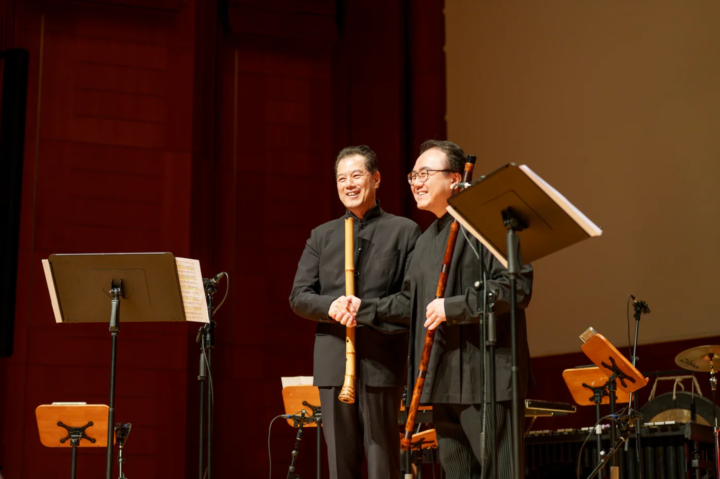 The memorable evening features performances alongside guest performers, including Mr Sunny Yeung (left), Director of Estates at HKU and Professor Ricky Yeung Wai-kit (right), Honorary Advisor of the HKGDE.