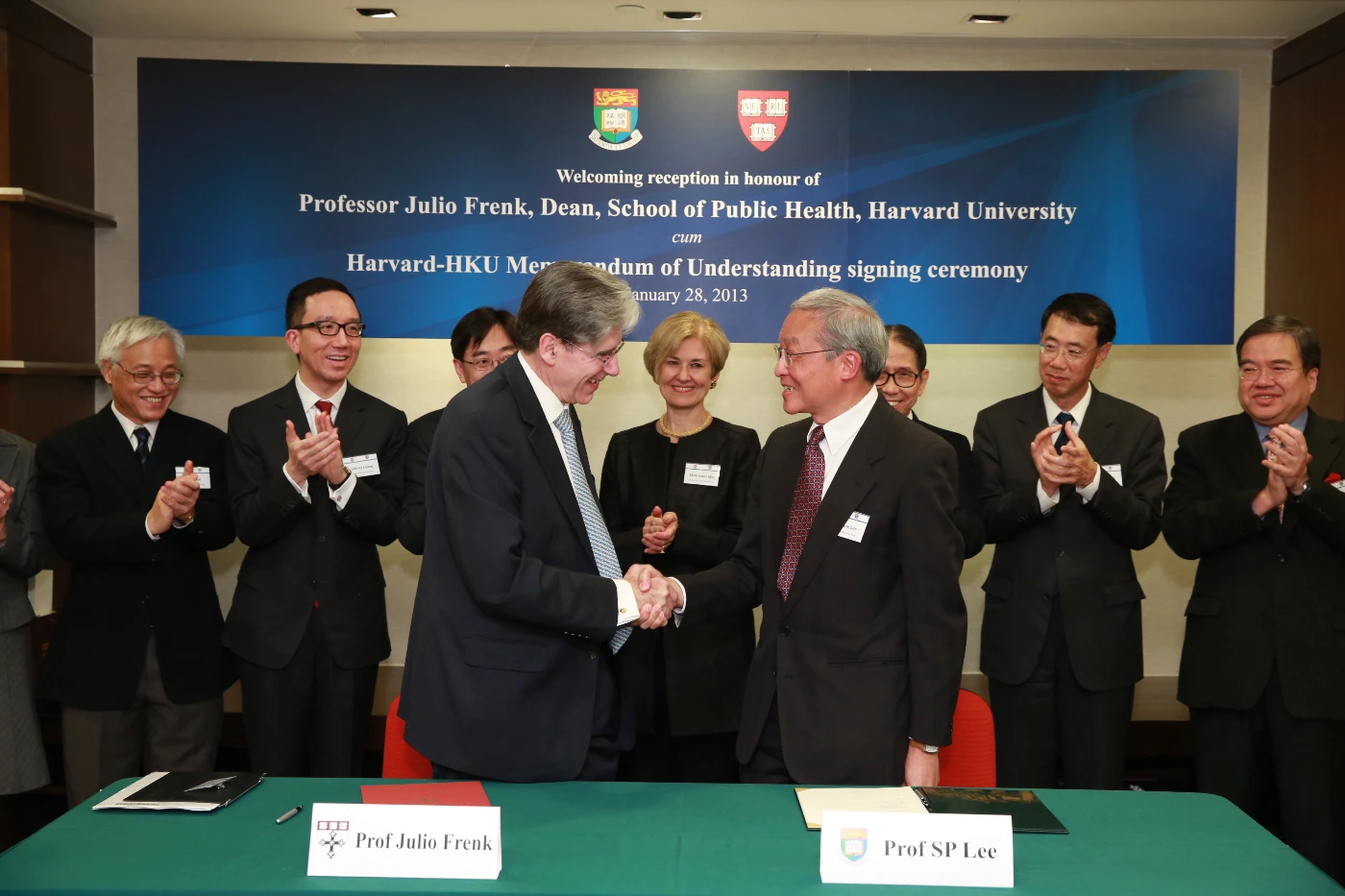 香港大學李嘉誠醫學院院長李心平教授(右)與哈佛公共衞生學院院長Julio Frenk教授(左)簽署合作備忘