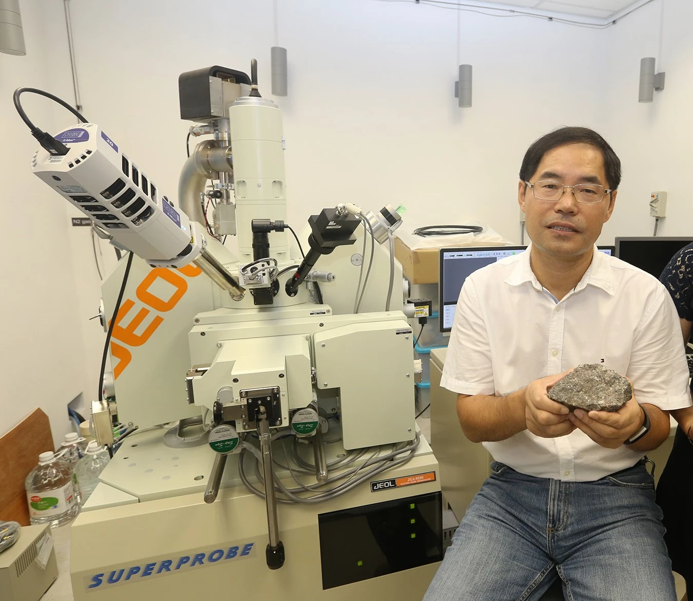 Professor Guochun Zhao is doing electron probe microanalysis at the laboratory in HKU.