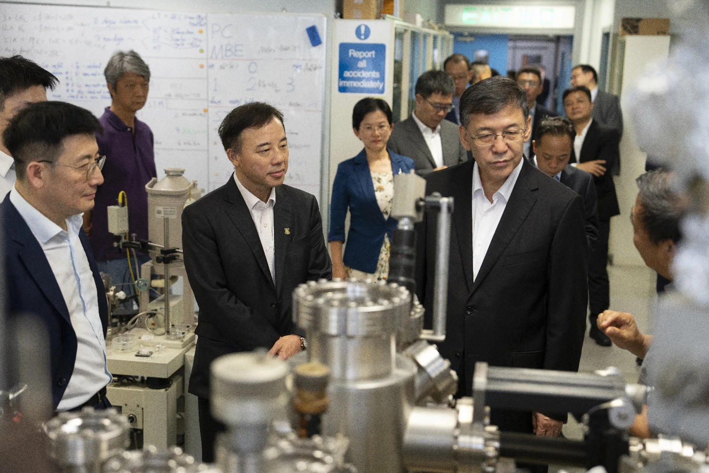 Mr Yin Hejun, Minister of Science and Technology, led a delegation on a visit to two SKLs of HKU.