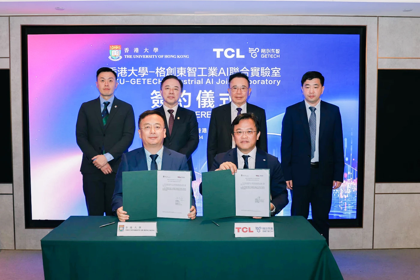 （後左起）港大科橋有限公司總經理王光世先生; 香港大學校長張翔教授; TCL創始人董事長李東生; TCL工研院香港研发中心首席執行官俞大海博士（前左起）香港大學副校長申作軍教授; TCL 實業副總裁、格創東智首席執行官何軍