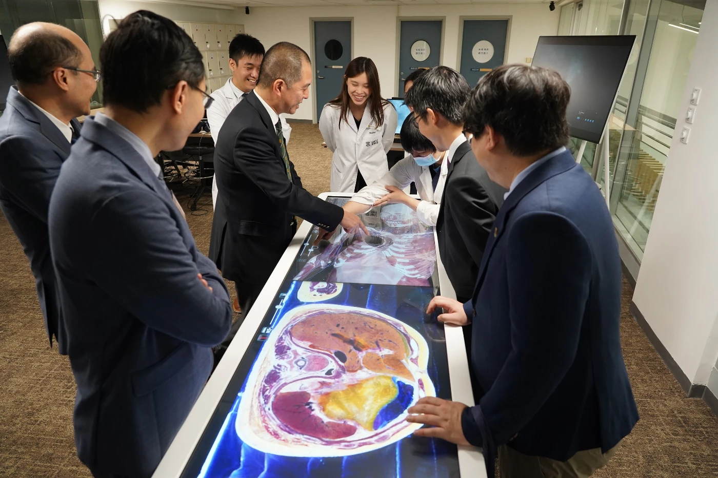 位於余振強醫學圖書館Techmezz的Anatomage虛擬解剖桌為頂尖的擴增實境（AR）設施，讓學生以創新方式探索和學習人體解剖學。