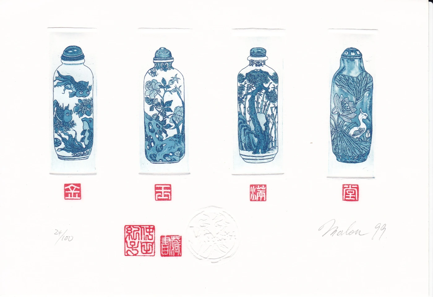 一套四件青花鼻煙壺
熊愛儀
c3/c5/col
1999
（由左至右）:
7 x 2.3厘米
7 x 2.4厘米
6.9 x 2.5厘米
7.1 x 2.2厘米
圖片來源：熊愛儀