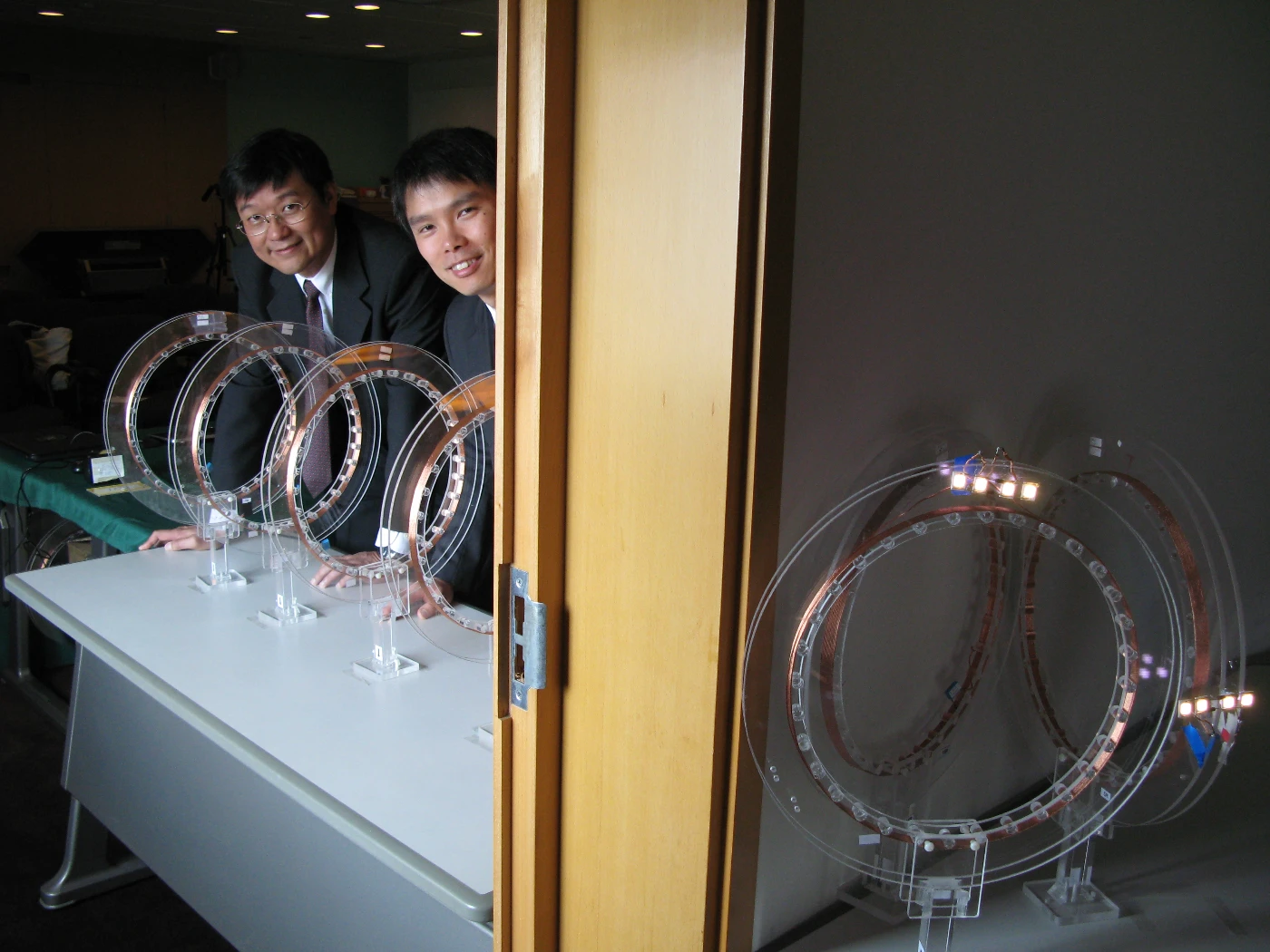 香港大學無線電力傳送研究新突破適用於「中距離」無線電力傳送的骨牌系统